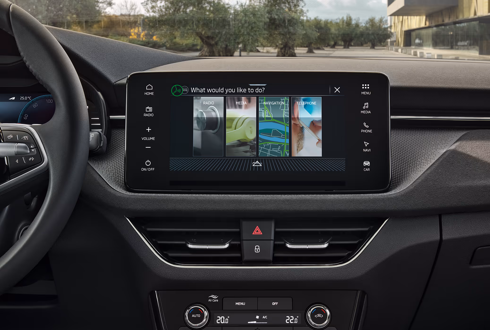 Eine Nahaufnahme des Infotainmentsystems im Cockpit eines Škoda Kamiq zeigt die aktive Sprachsteuerungs-Oberfläche. Auf dem Display erscheint die Frage „What would you like to do?“ über Auswahlkacheln für die Funktionen Radio, Media, Navigation und Telefon.