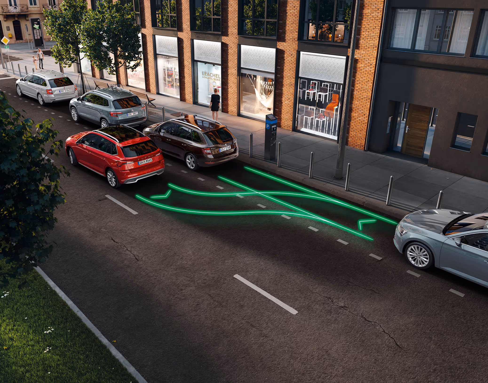 Animation des Intelligenten Parklenkassistenten: Ein roter Škoda Kamiq manövriert selbstständig rückwärts in eine Parklücke zwischen anderen Fahrzeugen am Straßenrand, wobei leuchtend grüne Linien den berechneten Fahrweg visualisieren.