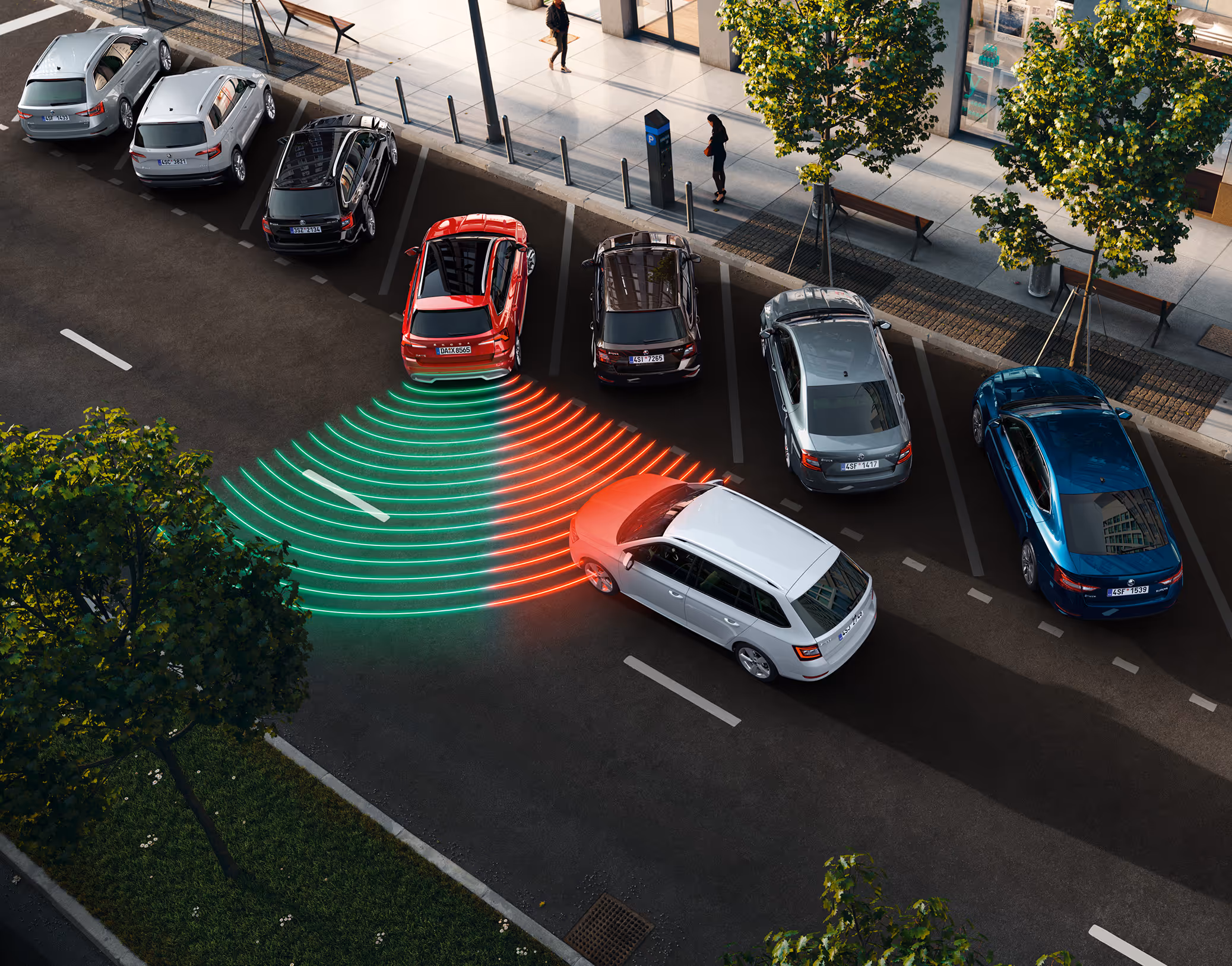 Animation des Ausparkassistenten: Ein roter Škoda Kamiq setzt rückwärts aus einer Parklücke aus, während sich von der Seite ein anderes Fahrzeug nähert. Leuchtende rote Linien visualisieren den Sensorbereich des Assistenten, der ein herannahende Auto erkennt und eine Warnung ausgibt.