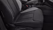 Eine Nahaufnahme zeigt den Beifahrersitz eines Škoda Kamiq mit der Design Selection Lodge. Die Sitzbezüge kombinieren schwarzen Stoff mit grauem Microfaser-Stoff (Suedia) an den Seitenwangen und werden durch kupferfarbene Kontrastnähte akzentuiert.