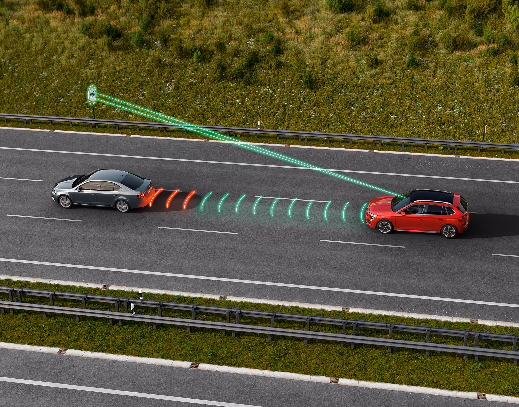 Animation des adaptiven Abstandsassistenten: Ein roter Škoda Kamiq hält automatisch einen sicheren Abstand zum vorausfahrenden Fahrzeug auf der Autobahn. Zwei grafische Linien deuten die automatische Verkehrszeichenerkennung eines “Tempo 100” Schildes an.