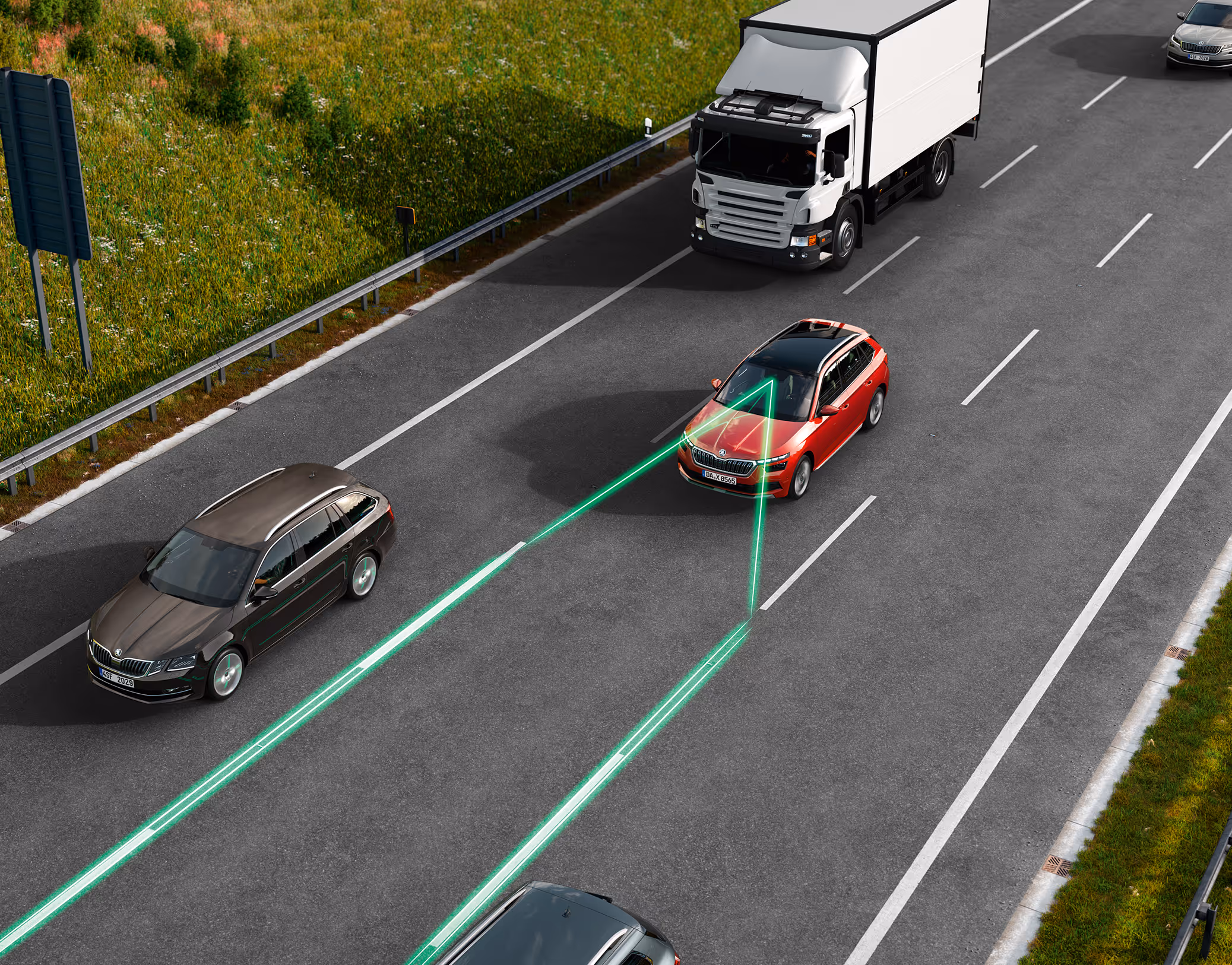 Animation des Adaptiven Spurhalteassistenten: Ein roter Škoda Kamiq fährt auf einer Autobahn. Leuchtende grüne Linien visualisieren, wie das System die Fahrspurmarkierungen erkennt und das Fahrzeug aktiv in der Mitte der Spur hält, während es an einem LKW und anderen Autos vorbeifährt.