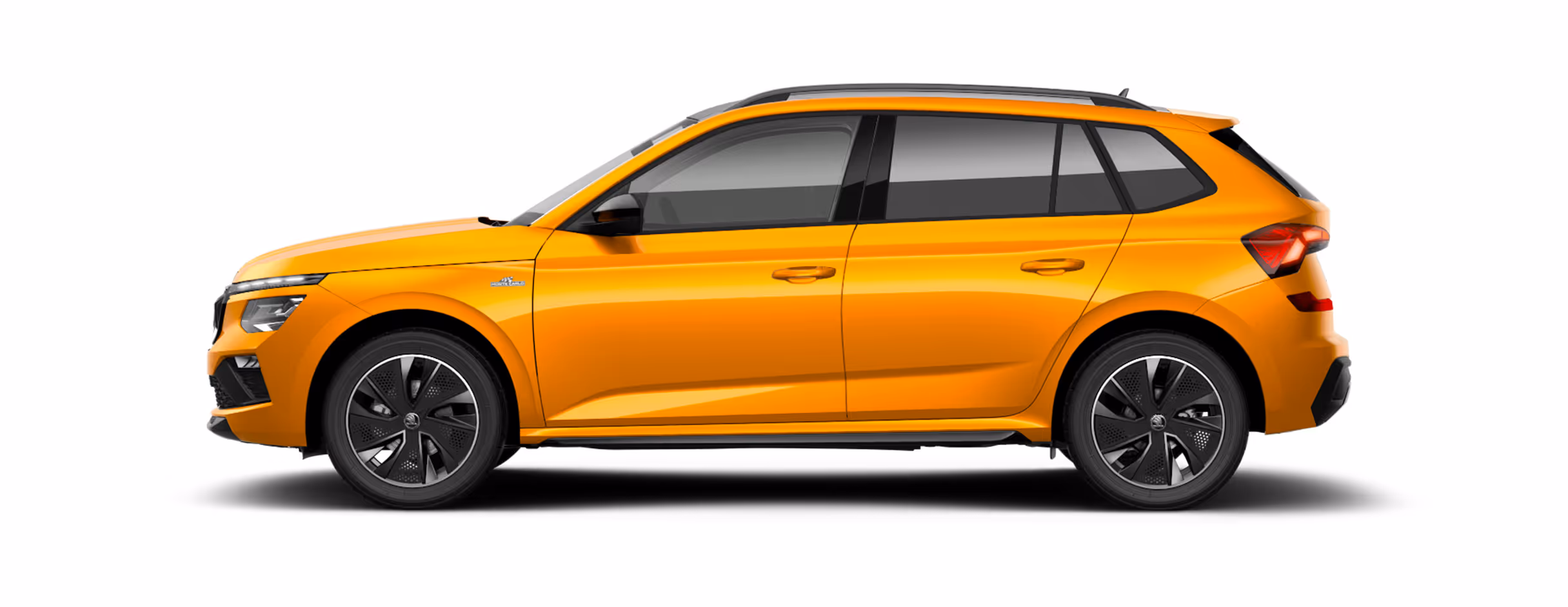 Seitenansicht eines freigestellten Škoda Kamiq in der Lackierung Phoenix-Orange Metallic mit 17 Zoll Leichtmetallfelgen “Kajam silber mit schwarzen Aeroblenden".