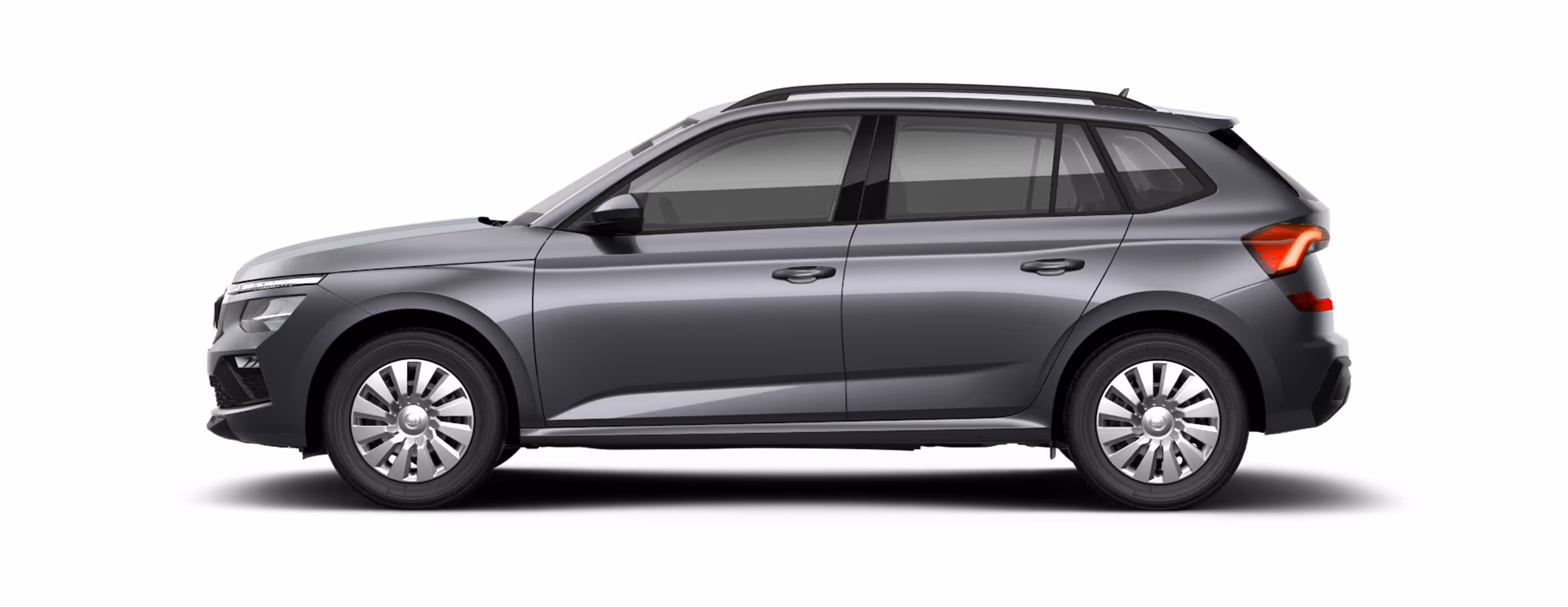 Seitenansicht eines freigestellten Škoda Elroq in der Farbe Timiano-Grün mit 19 Zoll Stahlfelgen.