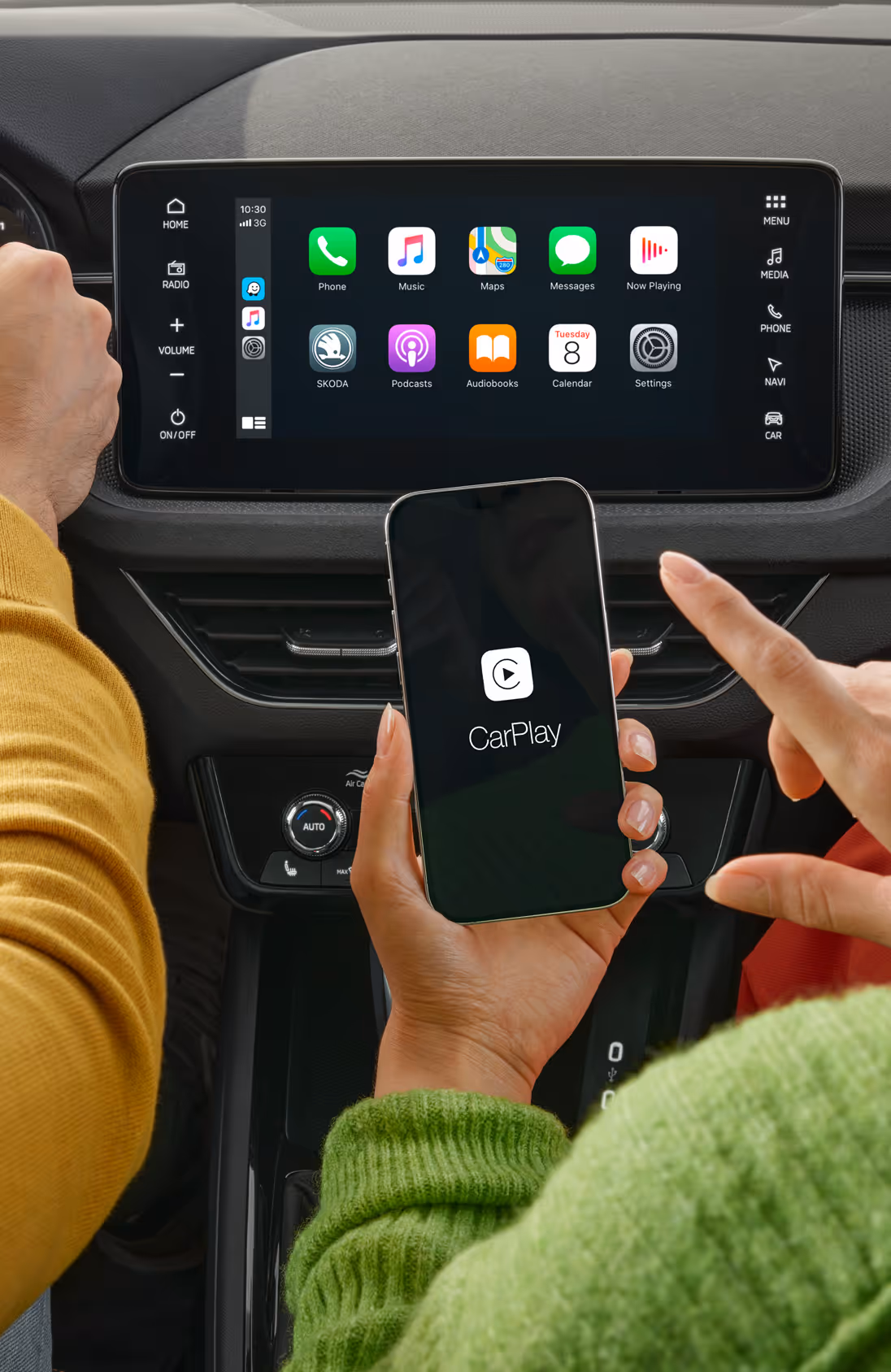 Nahaufnahme einer Hand, die den großen Touchscreen des Infotainmentsystems im Škoda Elroq bedient. Auf dem Display ist die Navigationskarte zu sehen.