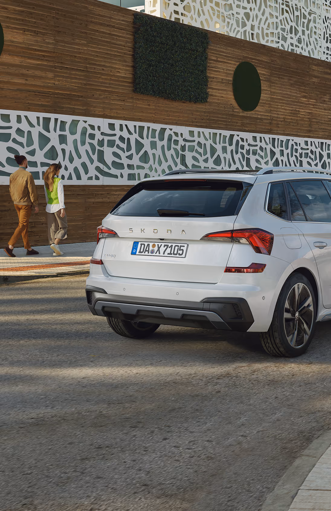 Das Cockpit des Škoda Elroq mit Fokus auf das Lenkrad und die beiden digitalen Anzeigen. Das Infotainment-Display zeigt eine Navigationsroute.