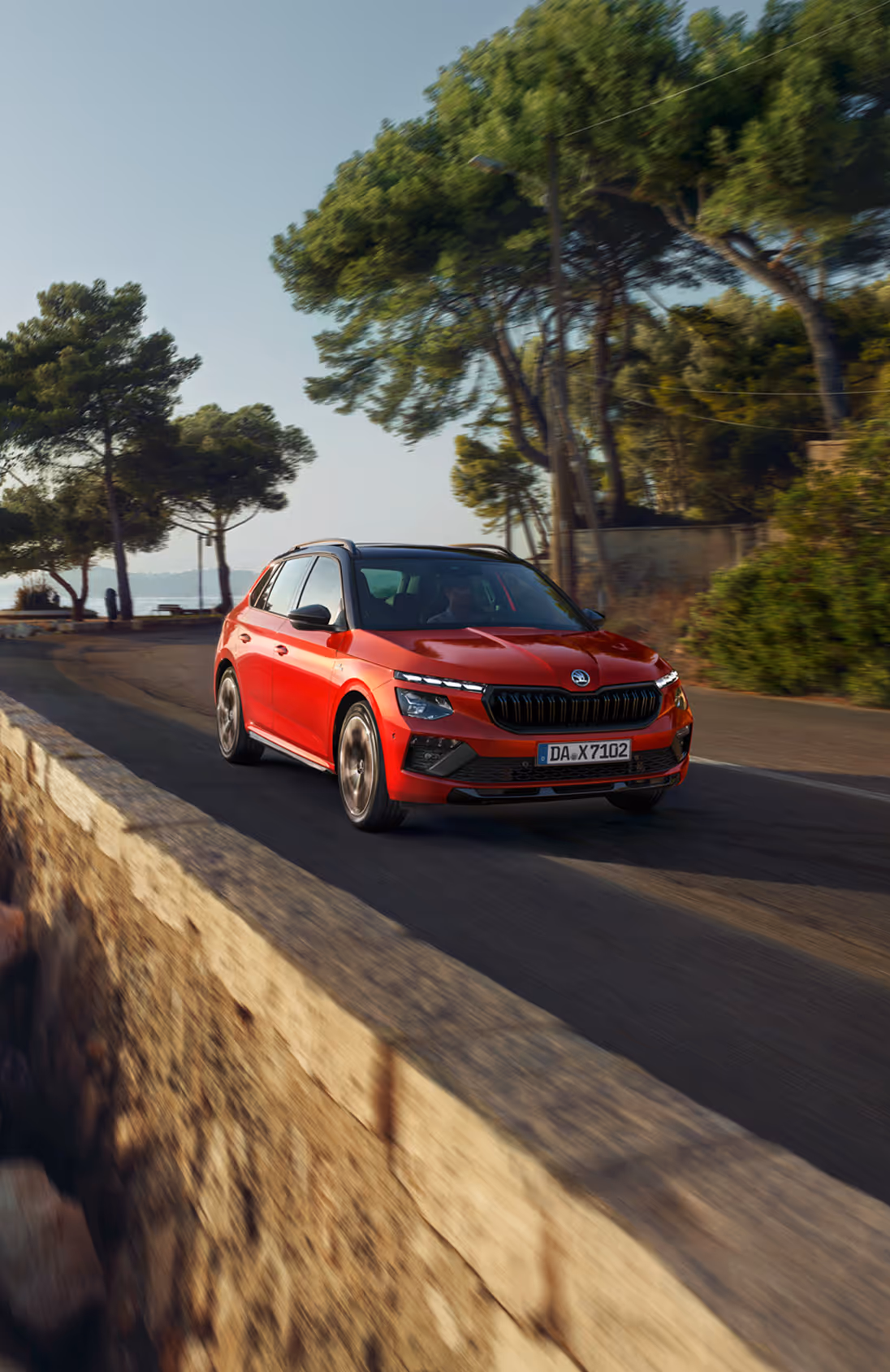 Frontalansicht des Škoda Elroq RS in der Farbe Mamba-Grün vor grünem Studiohintergrund. Das RS-Modell zeigt ein noch aggressiveres Design mit spezifischen Stoßfängern und schwarzen Details.