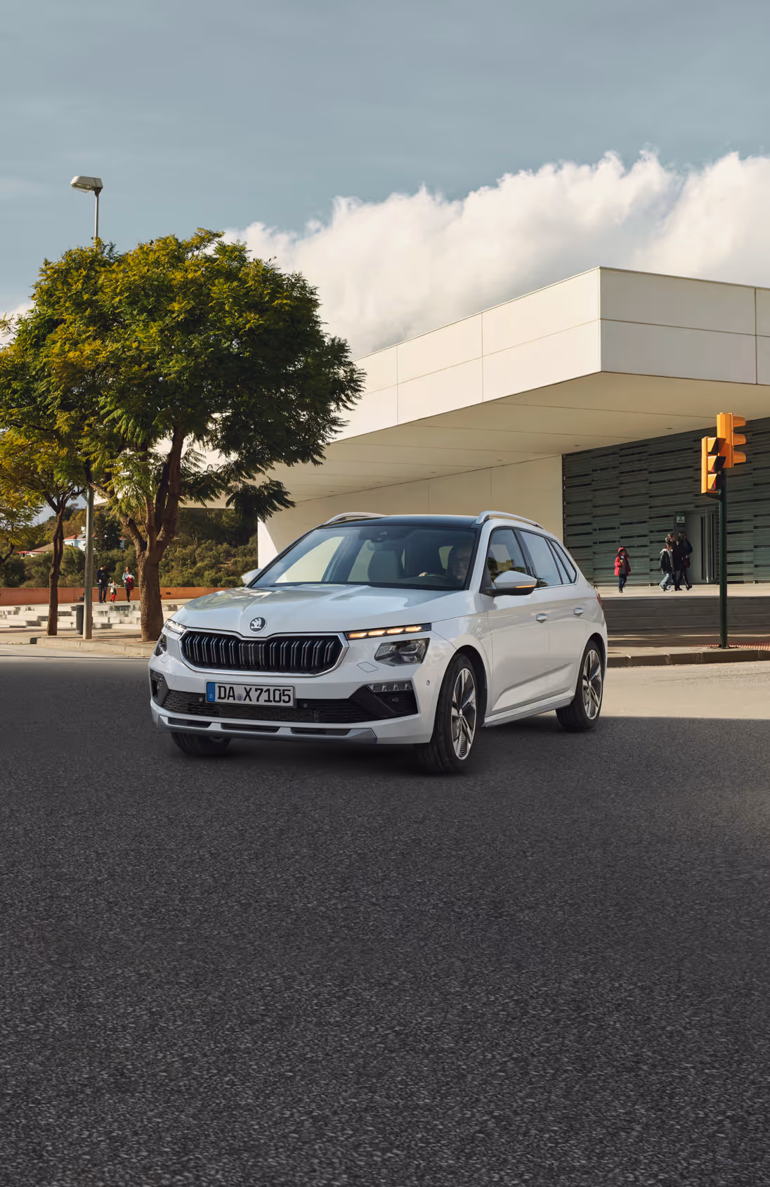 Seitenansicht des Škoda Elroq in der Farbe Timiano-Grün vor einem grünen Studiohintergrund. Das Fahrzeug zeigt seine klare Linienführung, die robusten Radkästen und die aerodynamische Silhouette.