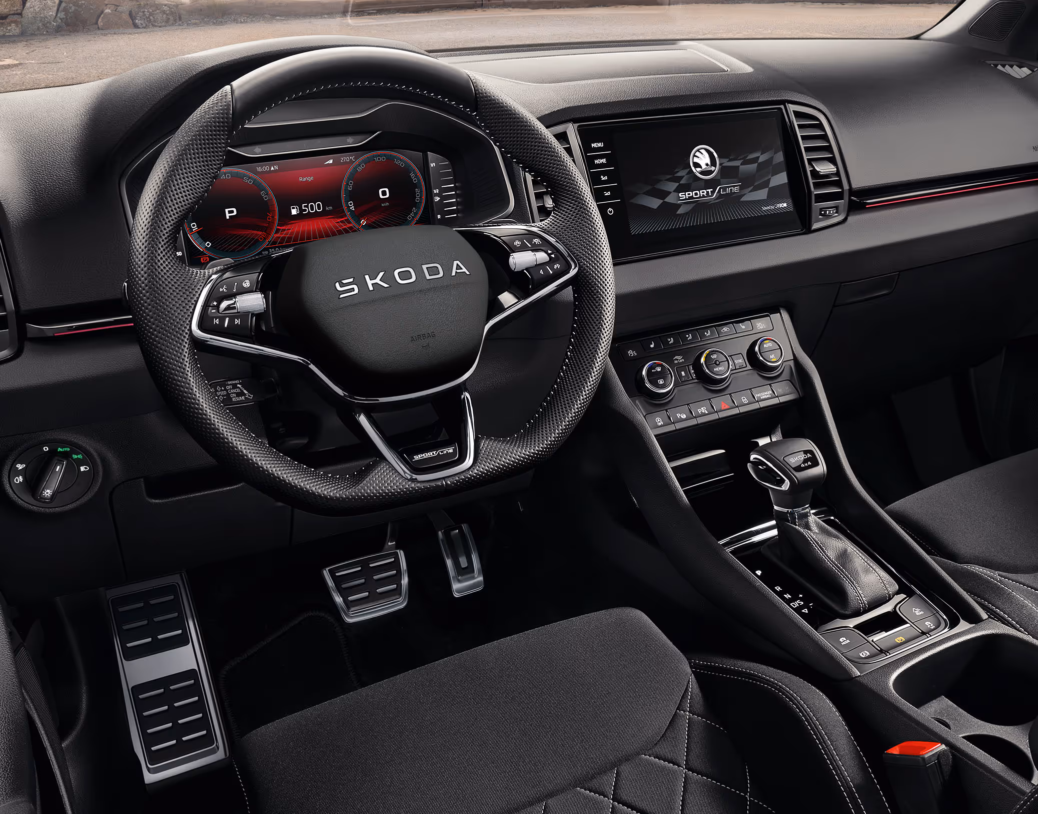 Eine Nahaufnahme zeigt das Cockpit eines Škoda Karoq Sportline. Das Interieur ist mit einem perforierten Sport-Multifunktionslenkrad mit Sportline-Plakette, einer Pedalerie in Edelstahloptik und einer roten Ambientebeleuchtung ausgestattet. Das digitale Cockpit und der Infotainment-Bildschirm zeigen Sportline-spezifische Grafiken.