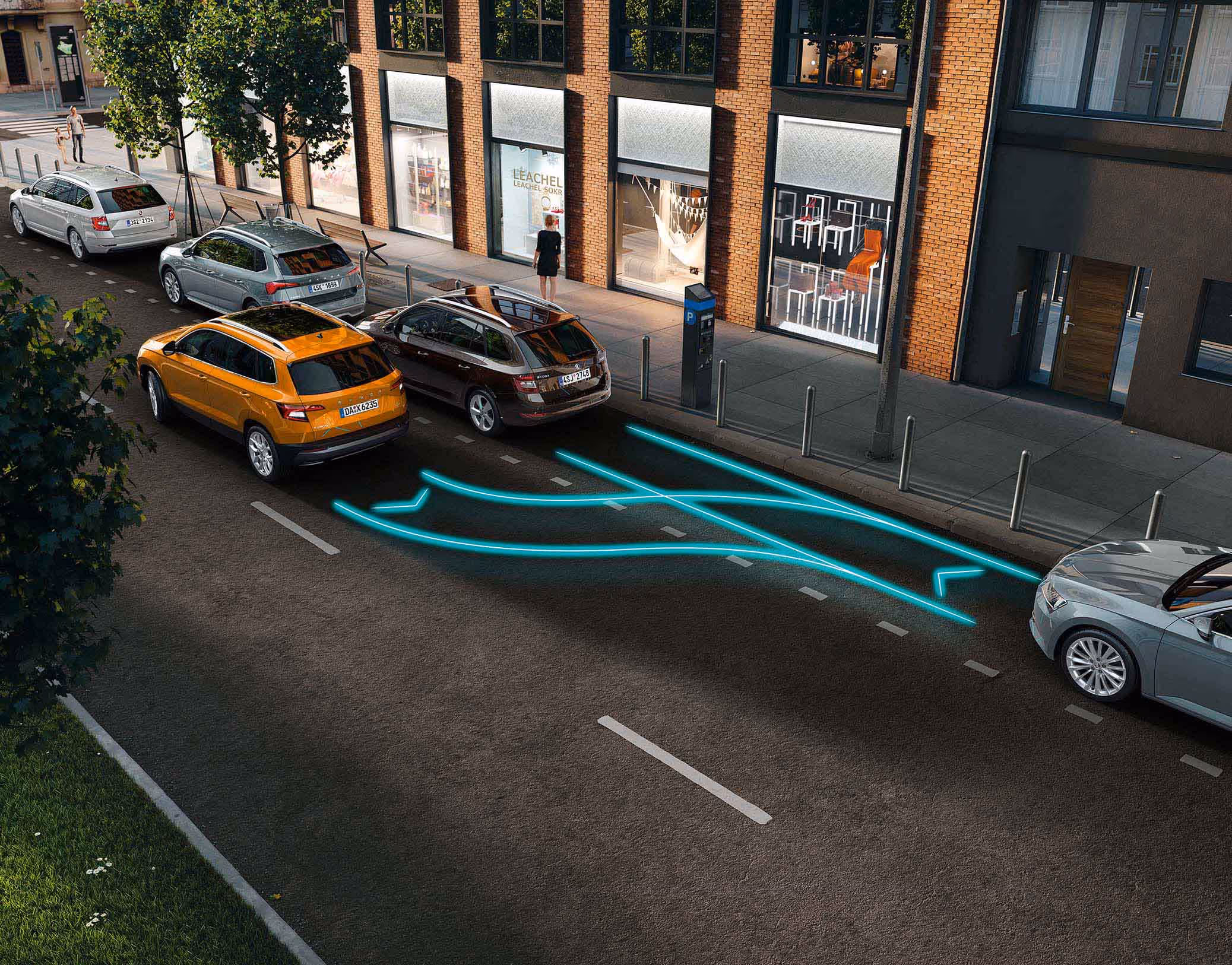 Animation des Intelligenten Parklenkassistenten: Ein orangefarbener Škoda Karoq manövriert selbstständig rückwärts in eine Parklücke zwischen anderen Fahrzeugen am Straßenrand, wobei leuchtend grüne Linien den berechneten Fahrweg visualisieren.