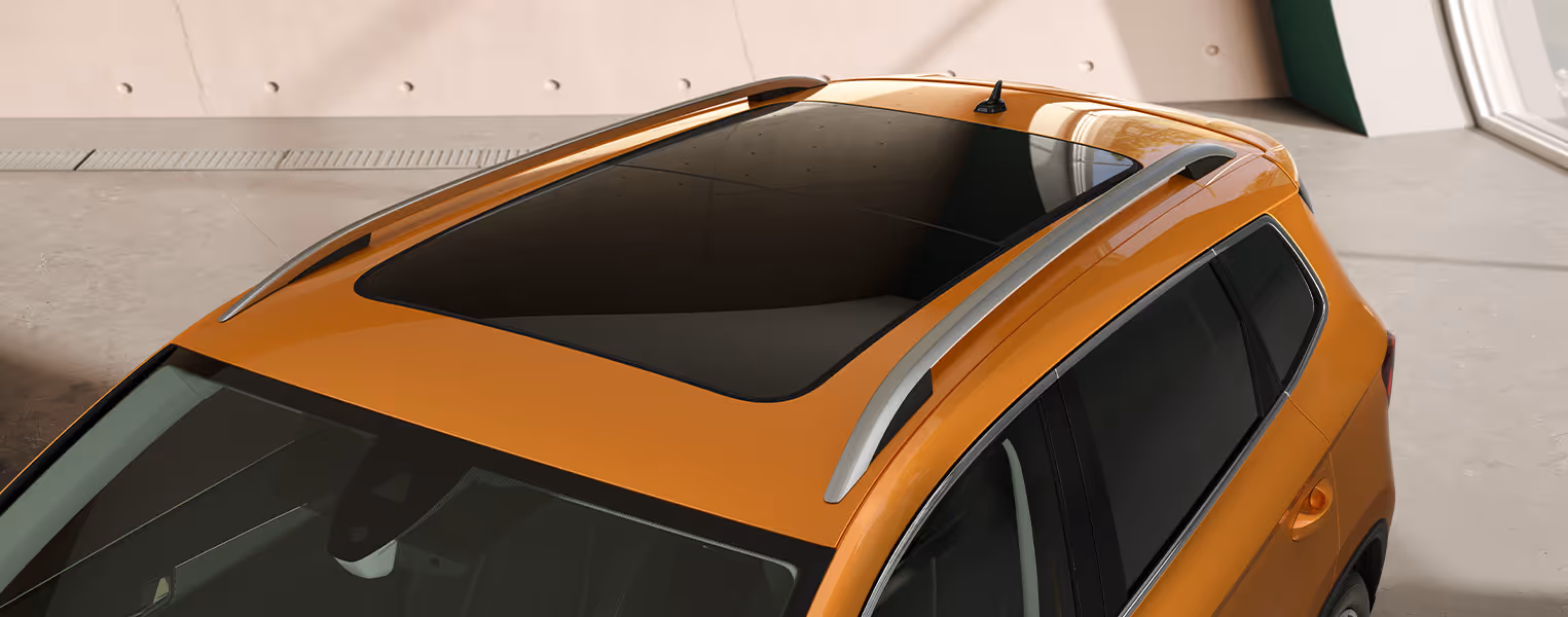 Innenraum des Škoda Elroq RS mit Blick auf das Lenkrad und den freistehenden 13-Zoll-Infotainmentbildschirm. Das Interieur ist mit schwarzem Kunstleder und Suedia Microfaser sowie grünen Ziernähten und Carbon-Dekorleisten gestaltet.