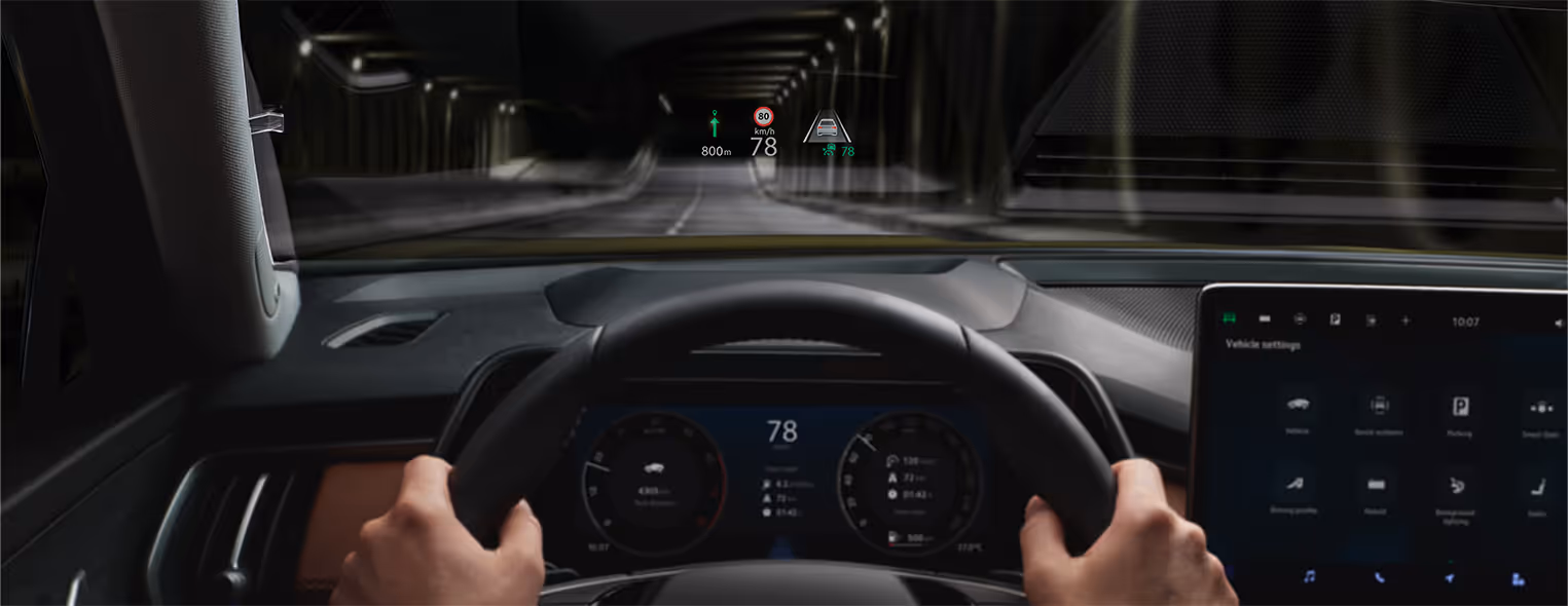 Fahrerperspektive in einem Škoda Kodiaq während einer Fahrt durch einen Tunnel. Im direkten Sichtfeld des Fahrers projiziert das Head-up-Display wichtige Fahrinformationen wie Geschwindigkeit, Tempolimit und Navigationshinweise auf die Windschutzscheibe.