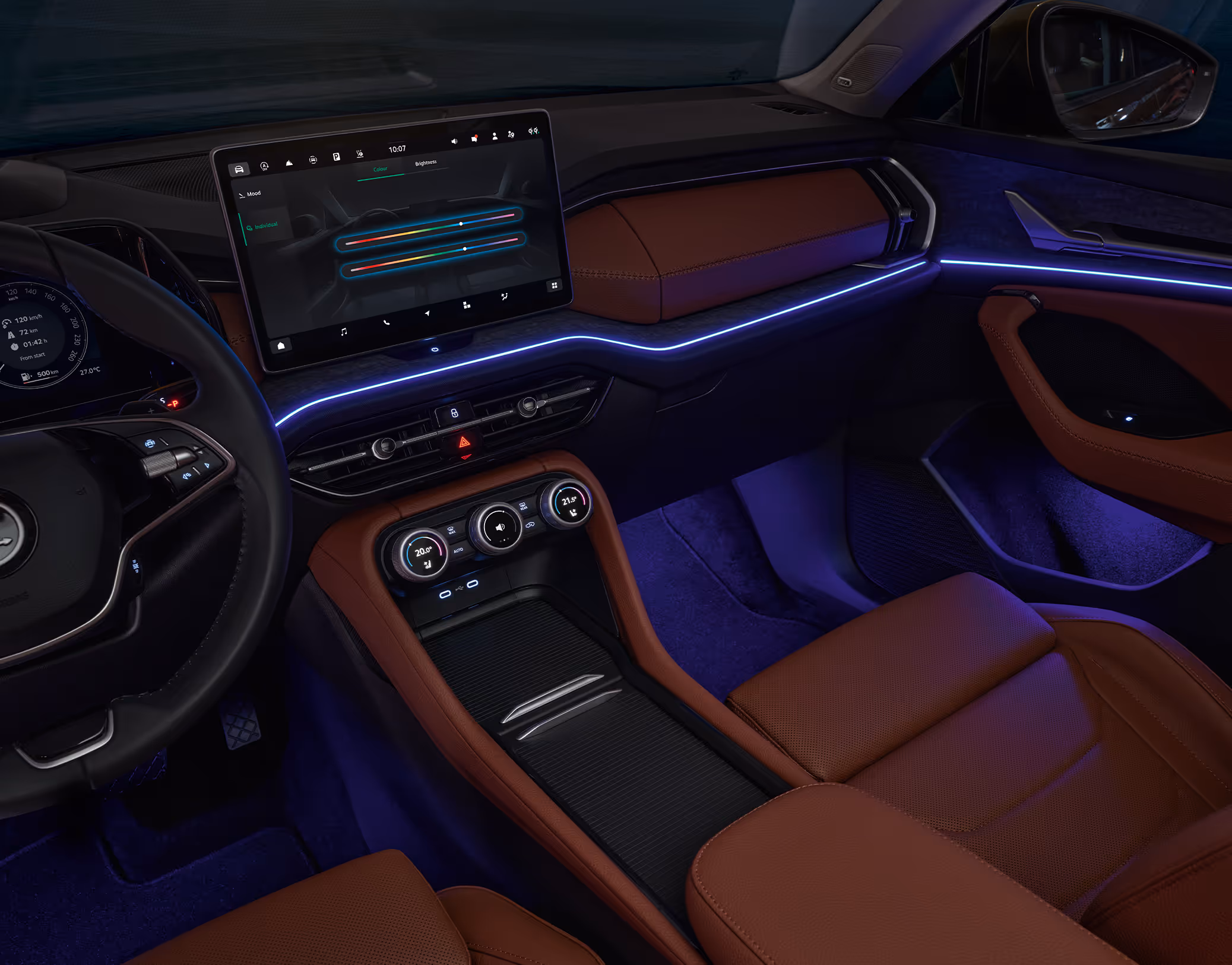 Das Interieur eines Škoda Kodiaq wird bei Nacht von der Ambientebeleuchtung in ein stimmungsvolles blaues Licht getaucht. Die Lichtleisten erstrecken sich über das Armaturenbrett und die Türverkleidungen und beleuchten auch den Fußraum, was einen modernen Kontrast zur cognac-braunen Lederausstattung der Design Selection Lounge schafft.