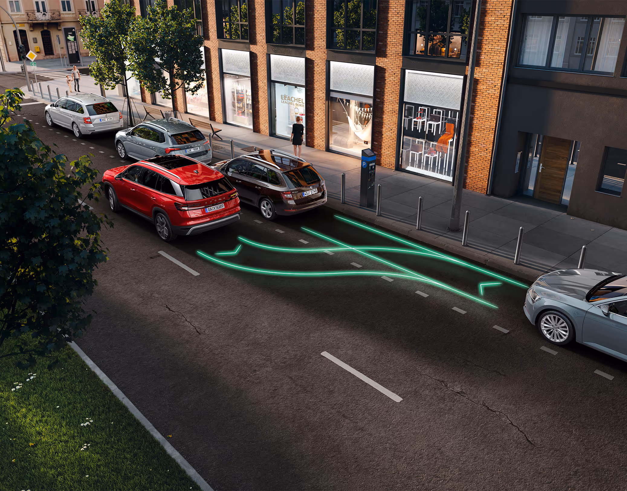 Animation des Intelligenten Parklenkassistenten: Ein roter Škoda Kodiaq manövriert selbstständig rückwärts in eine Parklücke zwischen anderen Fahrzeugen am Straßenrand, wobei leuchtend grüne Linien den berechneten Fahrweg visualisieren.