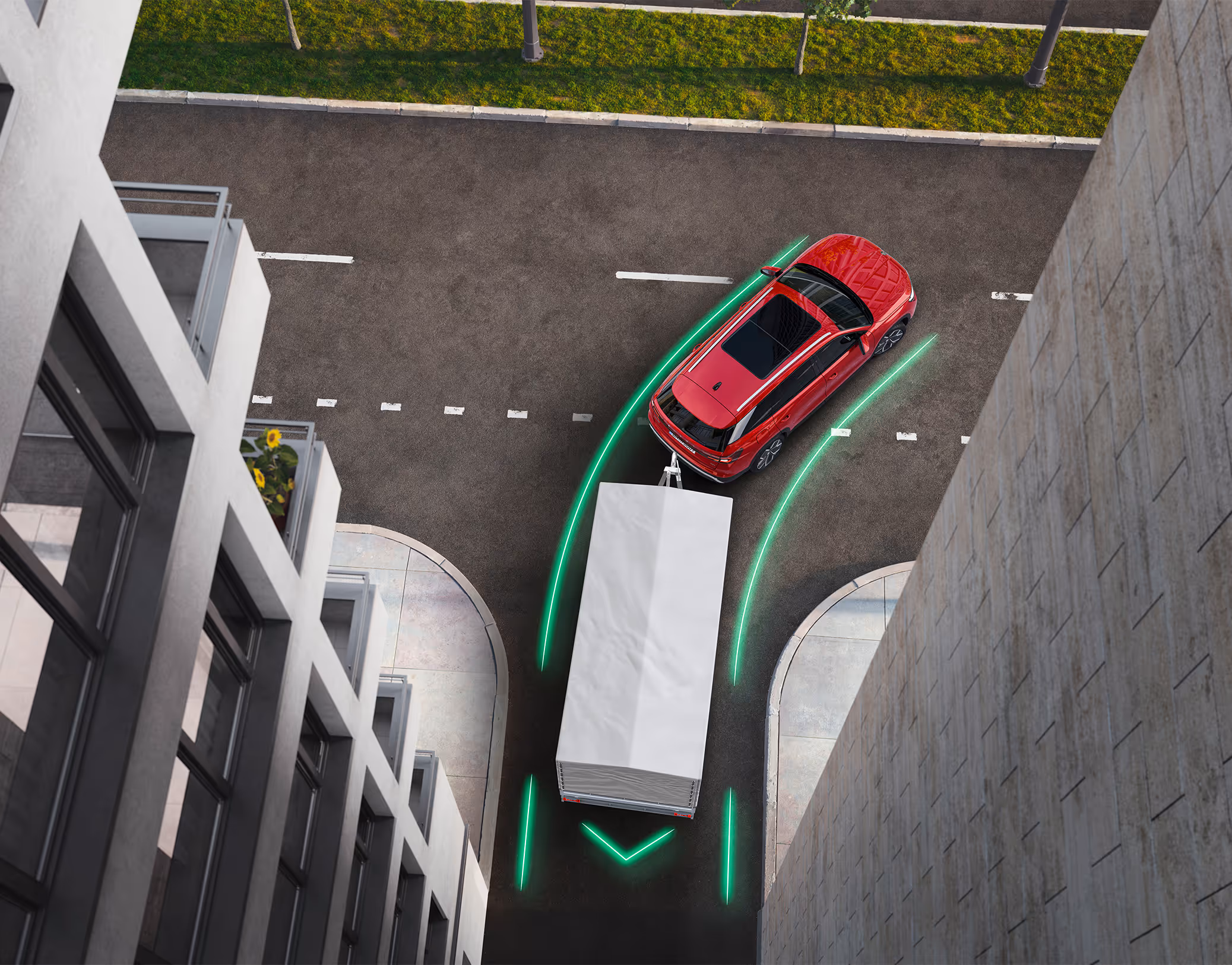 Animation des Anhängerrangierassistenten: Ein roter Škoda Kodiaq manövriert aus der Vogelperspektive rückwärts mit einem Anhänger in eine schmale Gasse zwischen zwei hohen Gebäuden. Leuchtend grüne Linien visualisieren den vom System gesteuerten Fahrweg des Gespanns.