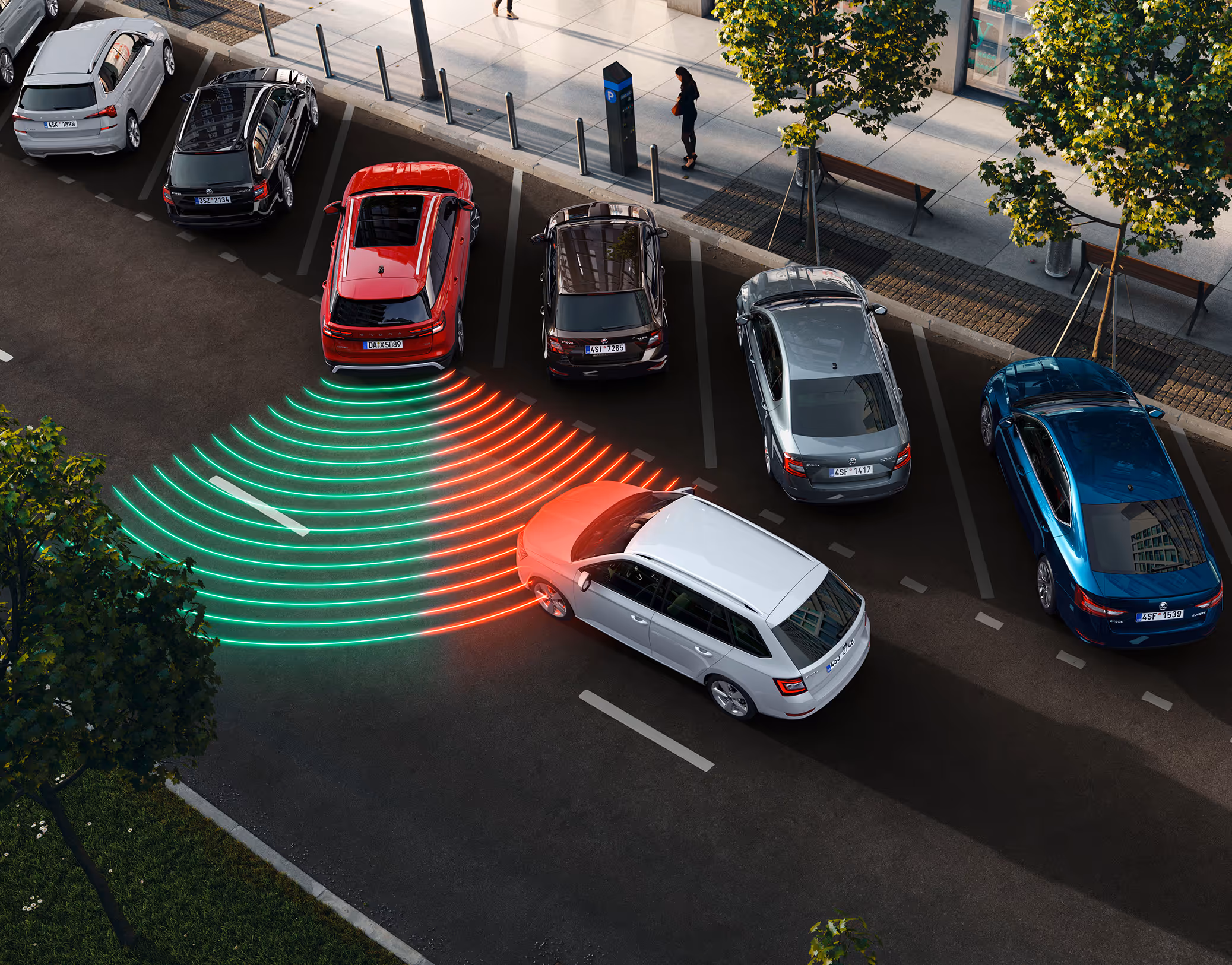 Animation des Ausparkassistenten: Ein roter Škoda Kodiaq setzt rückwärts aus einer Parklücke aus, während sich von der Seite ein anderes Fahrzeug nähert. Leuchtende rote Linien visualisieren den Sensorbereich des Assistenten, der ein herannahende Auto erkennt und eine Warnung ausgibt.