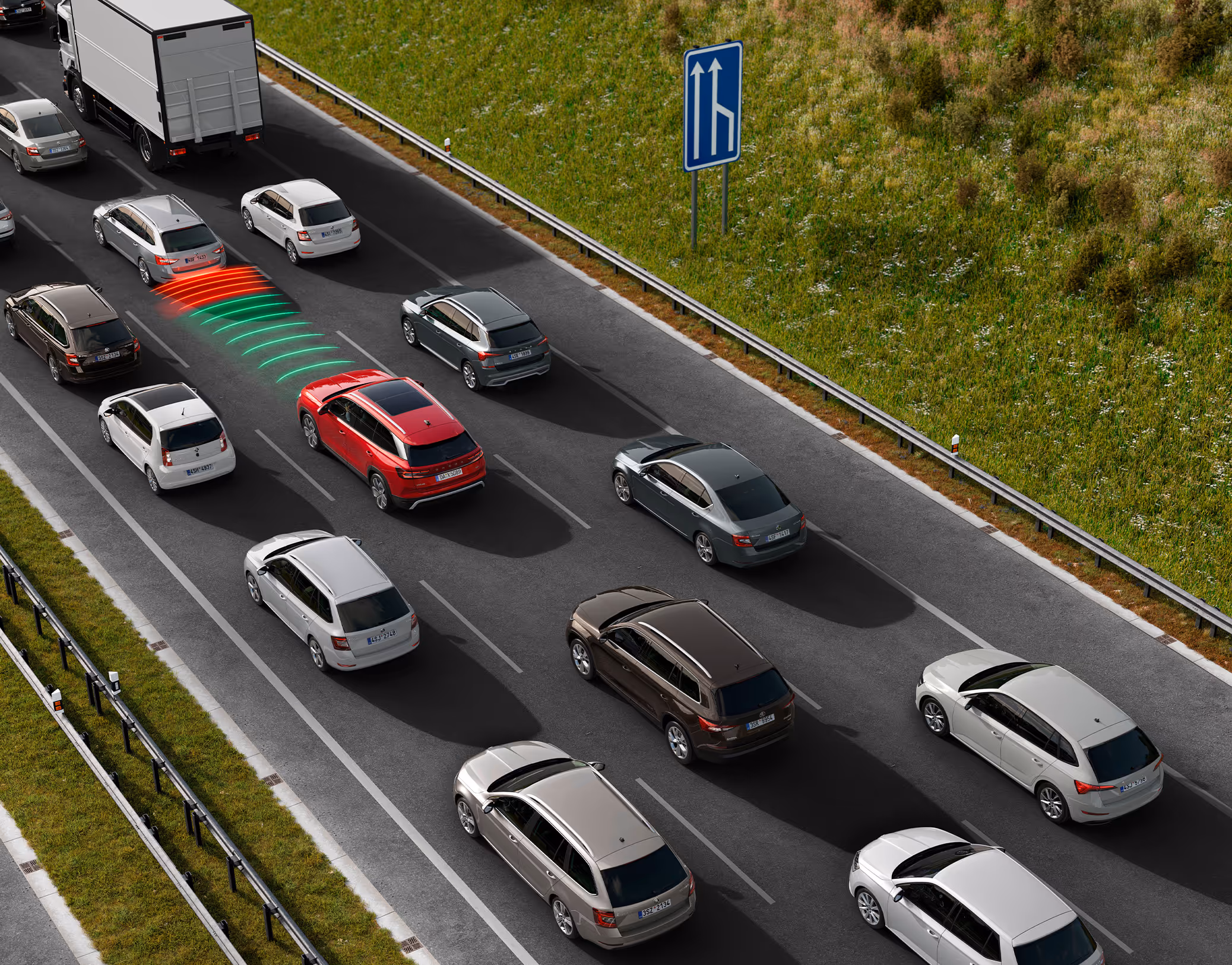Animation des Stauassistenten: Ein roter Škoda Kodiaq im dichten Verkehr auf einer Autobahn. Das Fahrzeug beschleunigt, bremst und lenkt teilautomatisiert und folgt unter Einhaltung der Abstandsregelungen dem Verkehrsfluss.