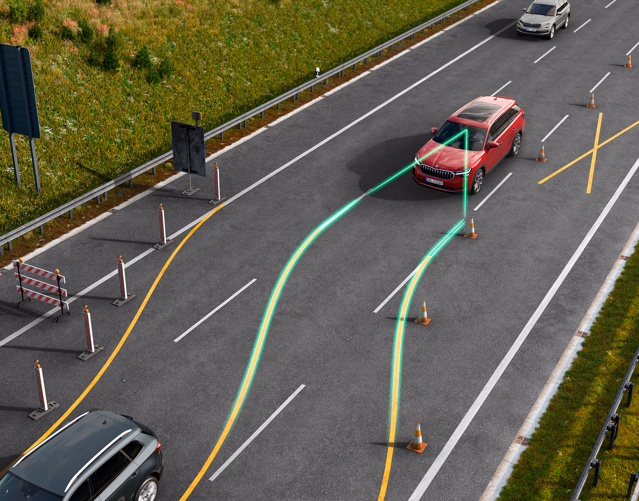 Animation des Travel Assist: Ein roter Škoda Kodiaq fährt durch eine enge Baustelle auf der Autobahn. Leuchtende grüne Linien visualisieren, wie das System das Fahrzeug aktiv in der verengten Spur hält und durch die Baustelle lenkt.