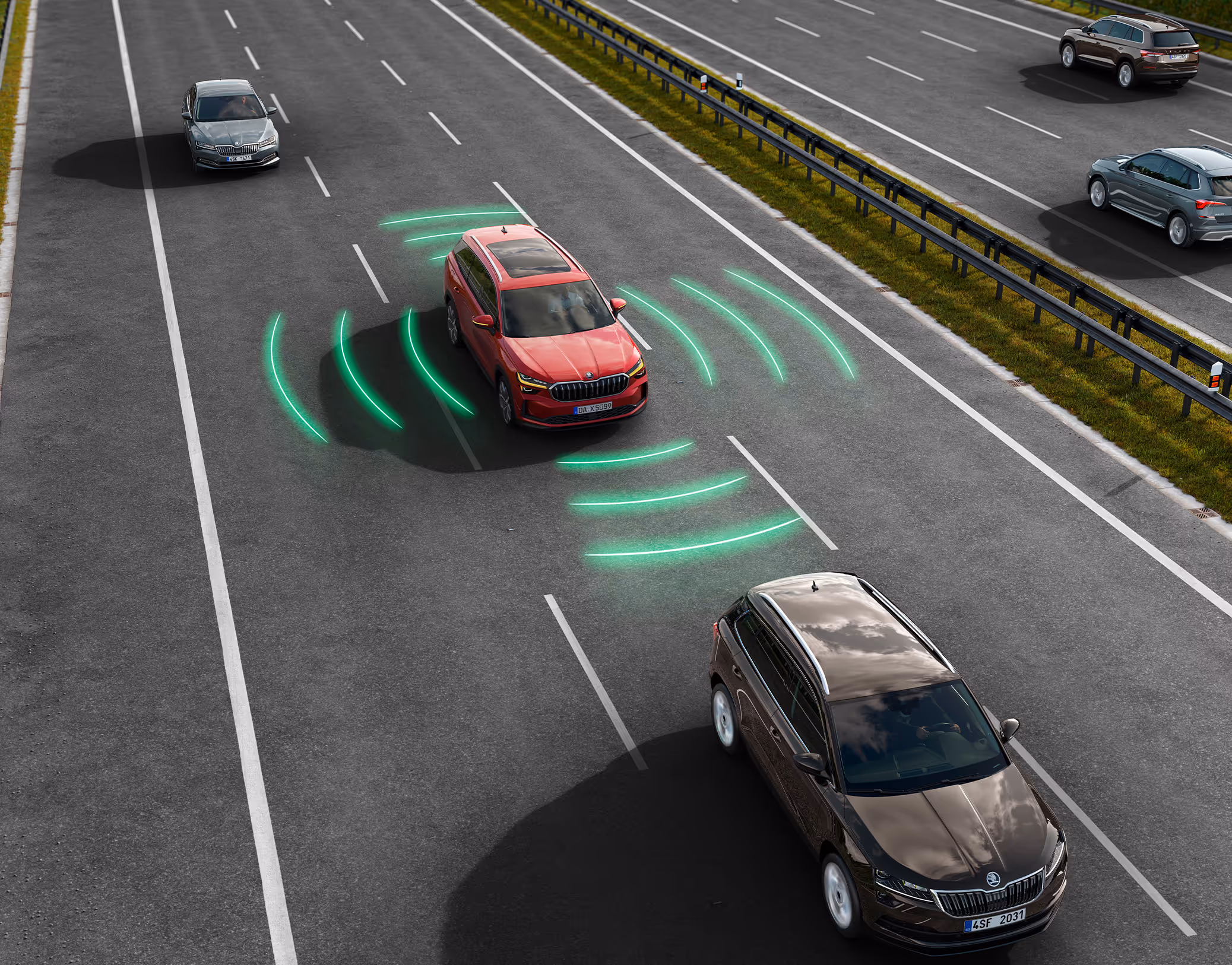 Animation des Notfallassistenten: Kreisförmige grafische Linien gehen auf pulsierend anmutende Art von einem roten Škoda Kodiaq aus, der auf der Autobahn fährt.