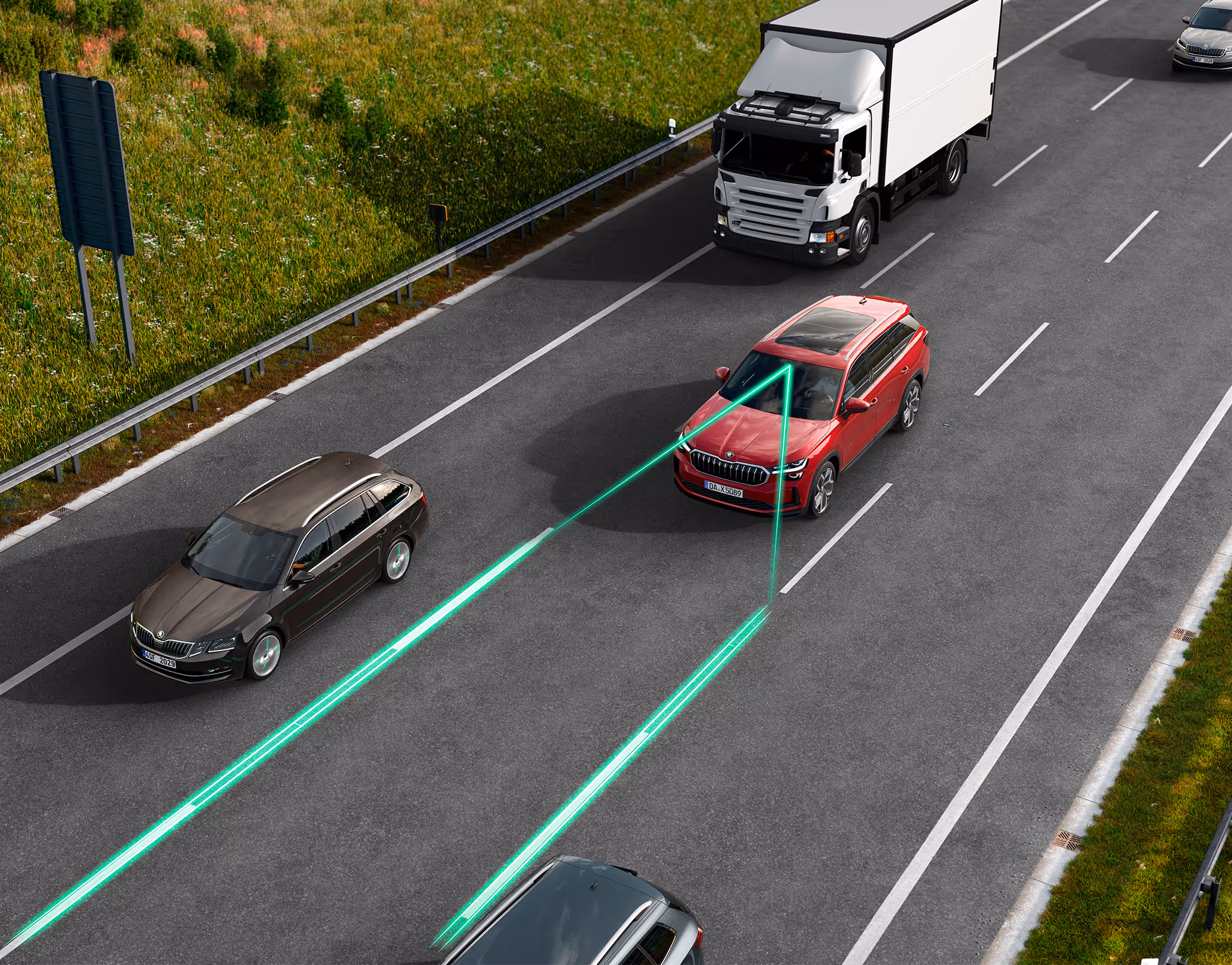 Animation des Adaptiven Spurhalteassistenten: Ein roter Škoda Kodiaq fährt auf einer Autobahn. Leuchtende grüne Linien visualisieren, wie das System die Fahrspurmarkierungen erkennt und das Fahrzeug aktiv in der Mitte der Spur hält, während es an einem LKW und anderen Autos vorbeifährt.