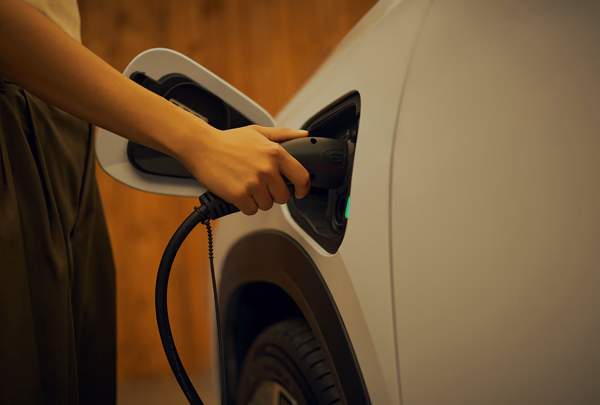 Dieses Bild zeigt eine Nahaufnahme des Ladevorgangs eines Škoda Kodiaq iV. Der Ladestecker wird in den Ladeanschluss des Fahrzeugs gesteckt.