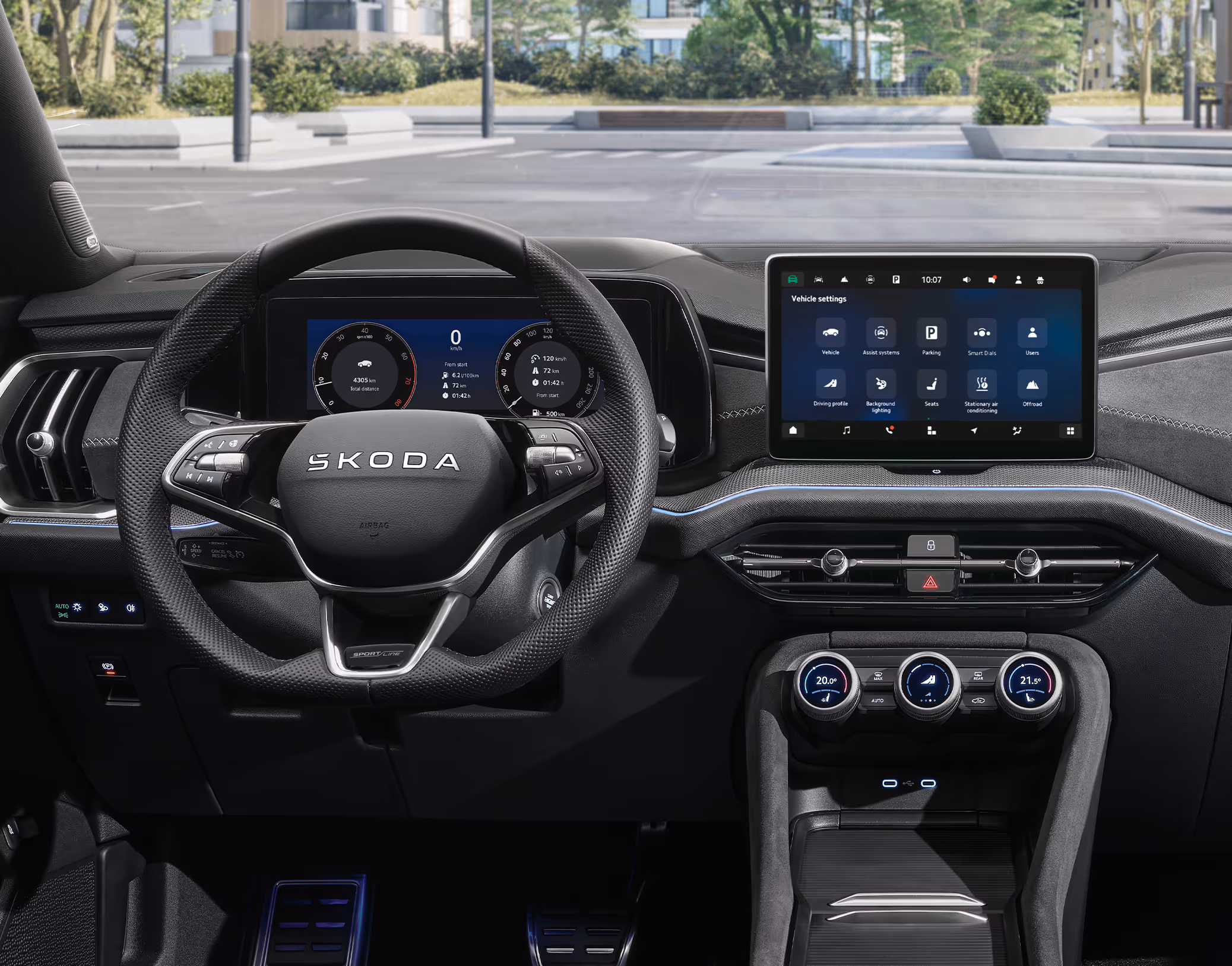 Frontale Ansicht des Cockpits eines Škoda Kodiaq in der Ausstattungslinie Sportline. Das Interieur der Design Selection Sportline ist in dunklen Tönen gehalten und wird durch das Sport-Multifunktionslenkrad, das digitale Cockpit und den großen, freistehenden Infotainmentbildschirm geprägt. Die Pedalerie in Edelstahloptik unterstreicht den sportlichen Charakter, während durch die Windschutzscheibe eine helle, städtische Szenerie zu sehen ist.