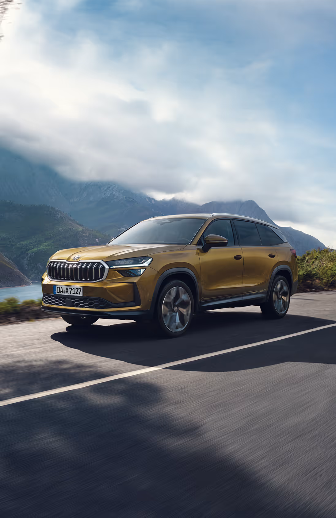 Seitenansicht des Škoda Elroq in der Farbe Timiano-Grün vor einem grünen Studiohintergrund. Das Fahrzeug zeigt seine klare Linienführung, die robusten Radkästen und die aerodynamische Silhouette.