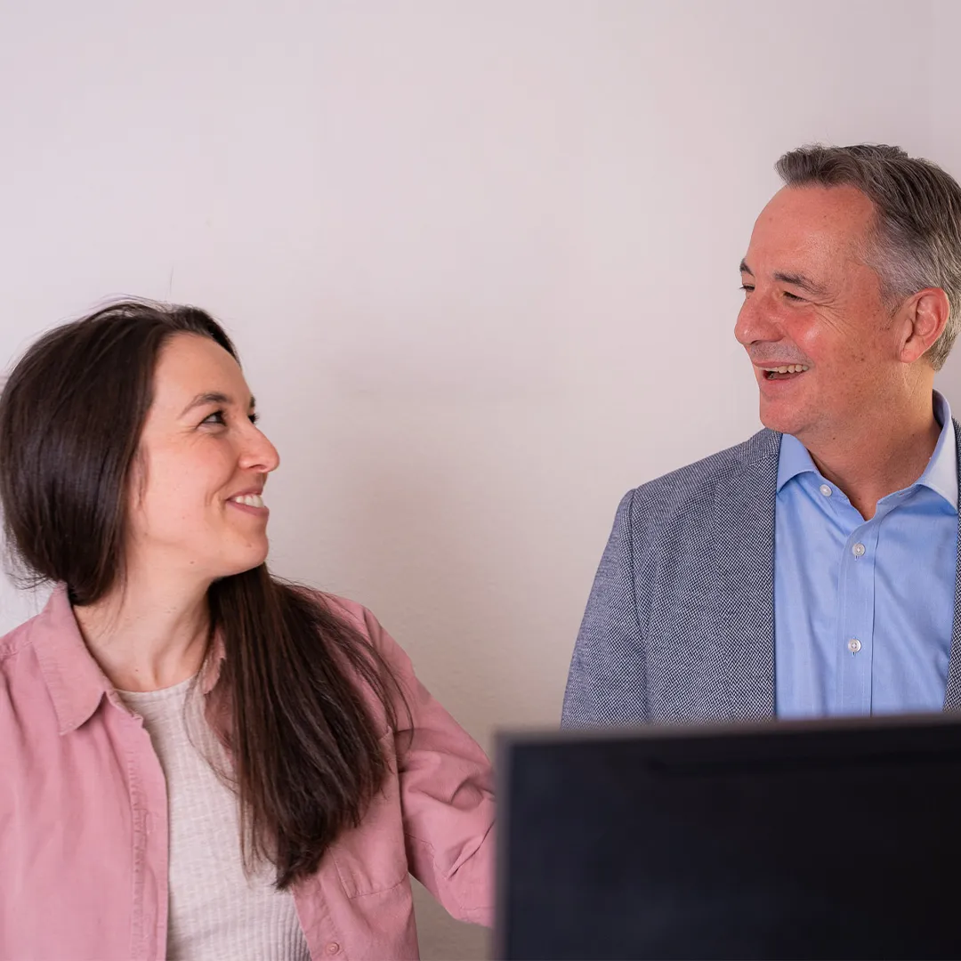 Carina Messmer und Roman Wider lächeln sich an. .