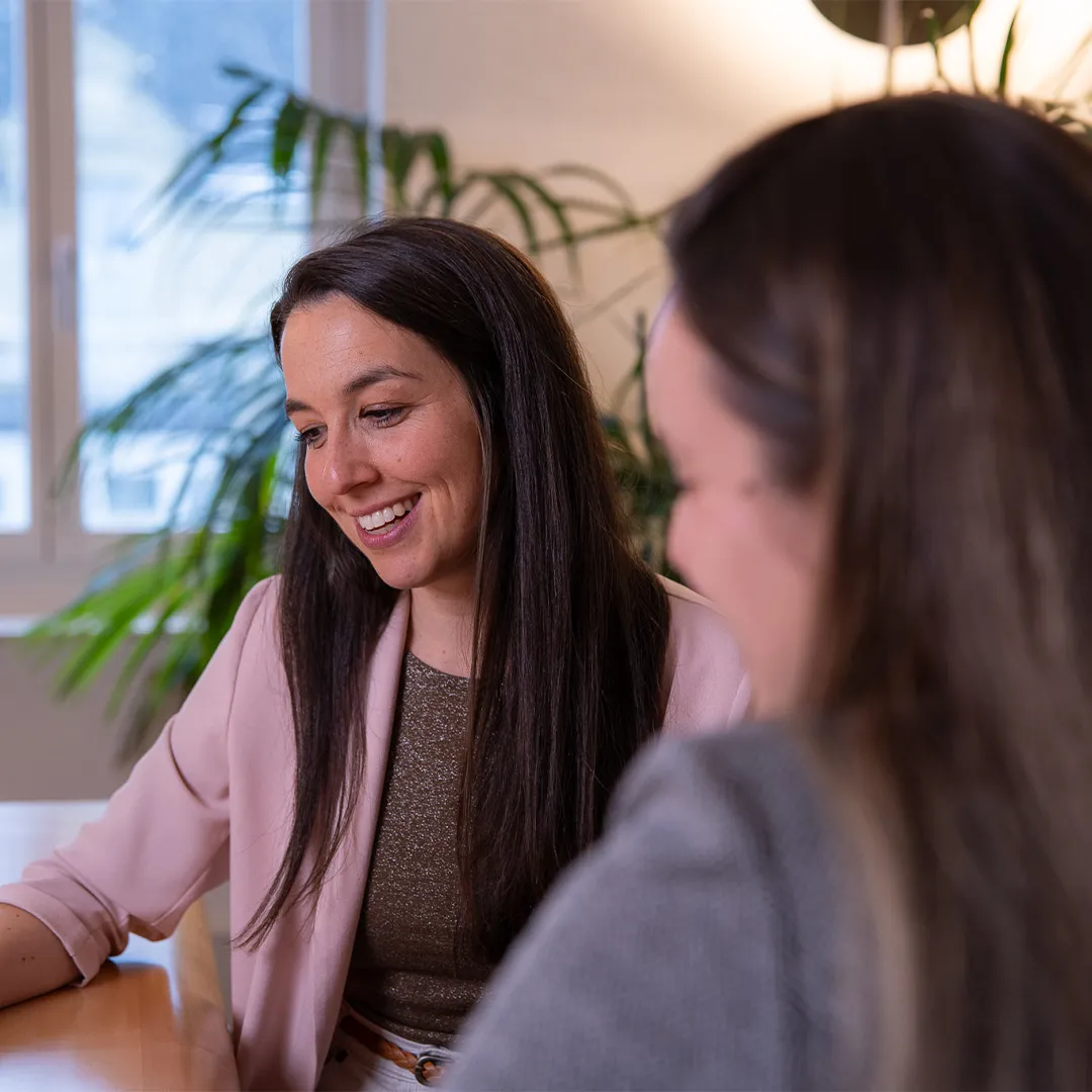 Carina Messmer im Gespräch mit einer Mandantin, die man im Profil sieht.