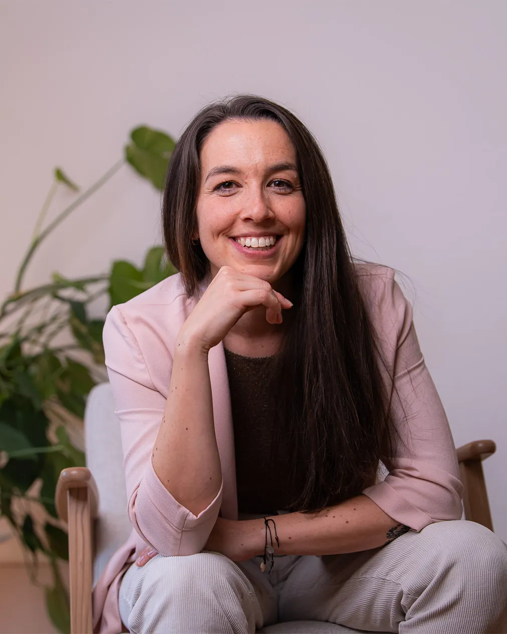 Roman Wider im Gespräch mit einem bestimmtem Auftreten. 