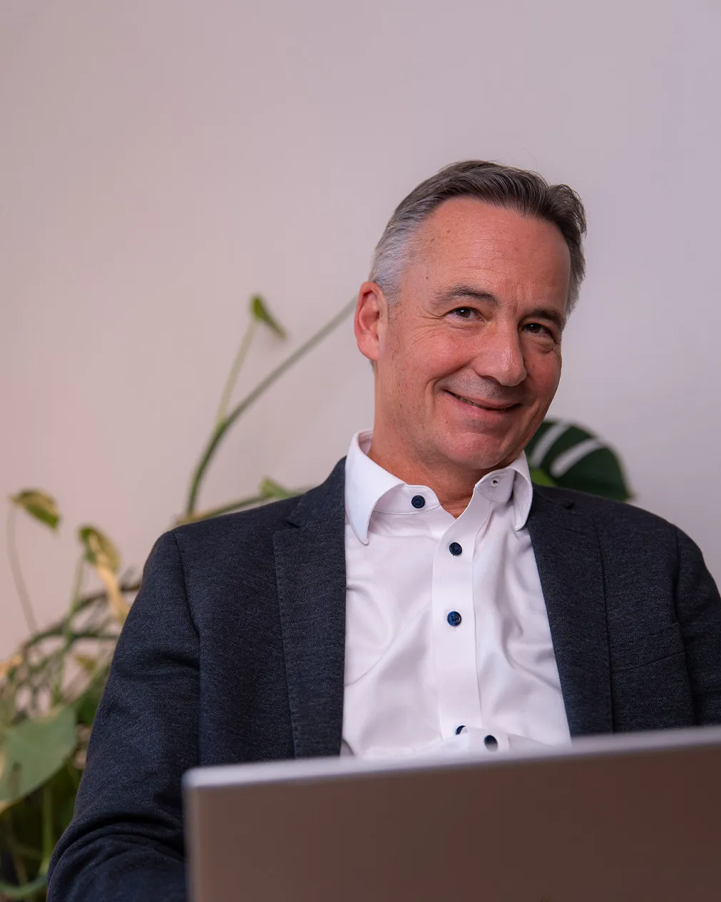 Lächelndes Portrait von Roman Wider.