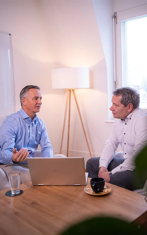 Carina Messmer führt ein Gespräch mit einer Person, die man nur im Profil sieht.