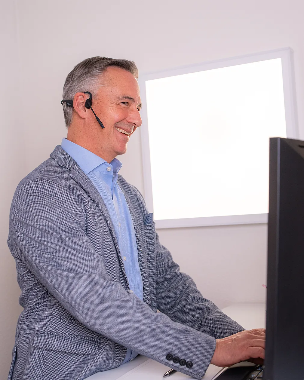 Carina Messmer und Roman Wider lächeln sich an. .