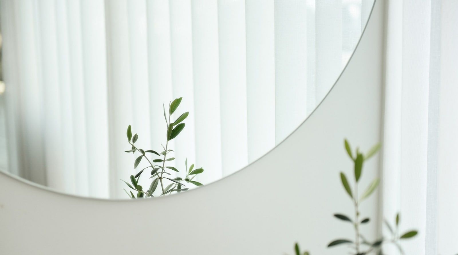 Mirror that define the corners