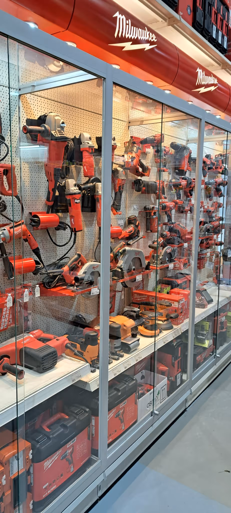 Handwerkmaschinen wie Bohrer und Kreissägen aus unserem Laden