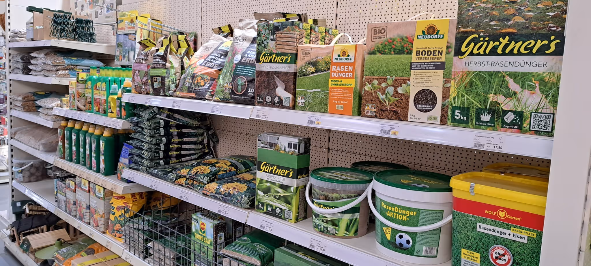 Gartenbedarf, wie Dünger oder Erde, aus unserem Laden