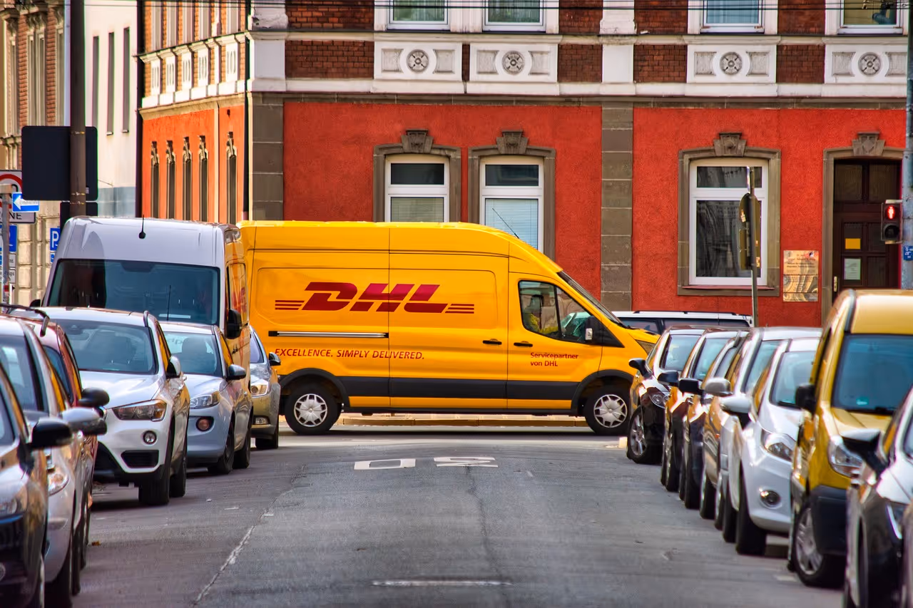 Ein Bild eines DHL-Autos.
