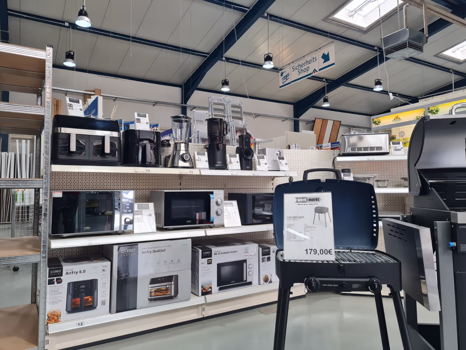 Regal mit neuem Sortiment, wie einen neuen Grill