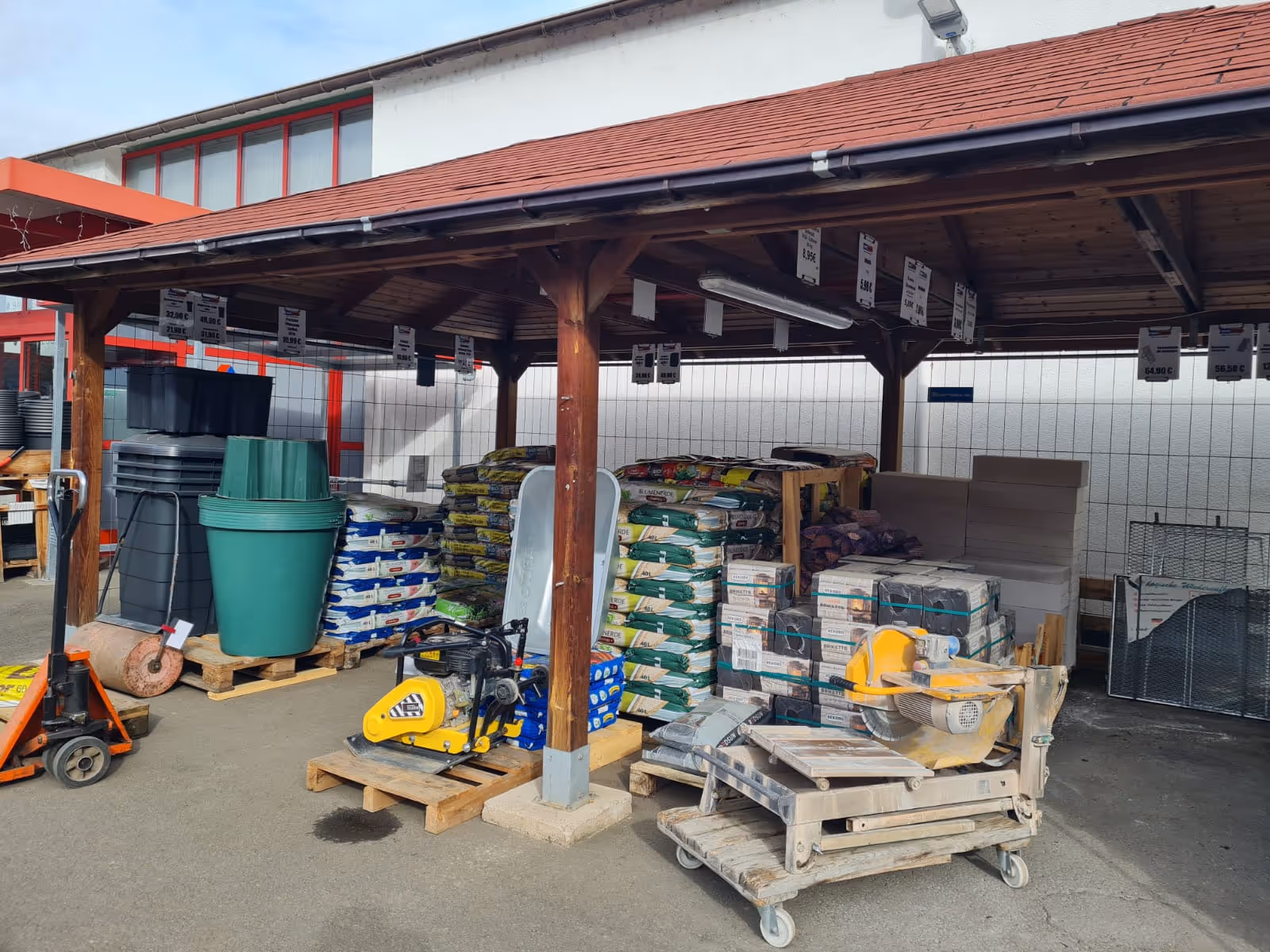 Ein Bild unseres Außenbereichs mit gestapelter Blumenerde