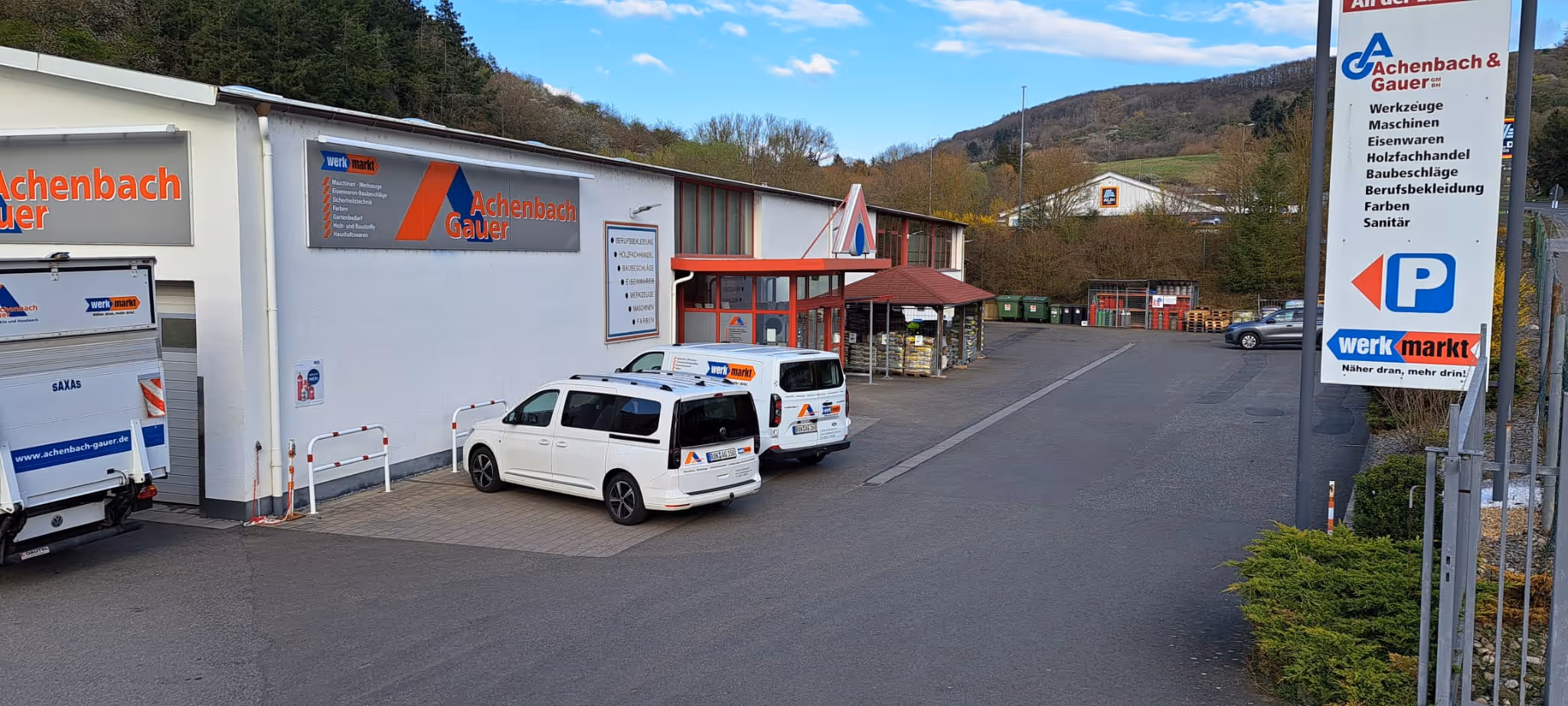 Der Markt vom Parkplatz aus