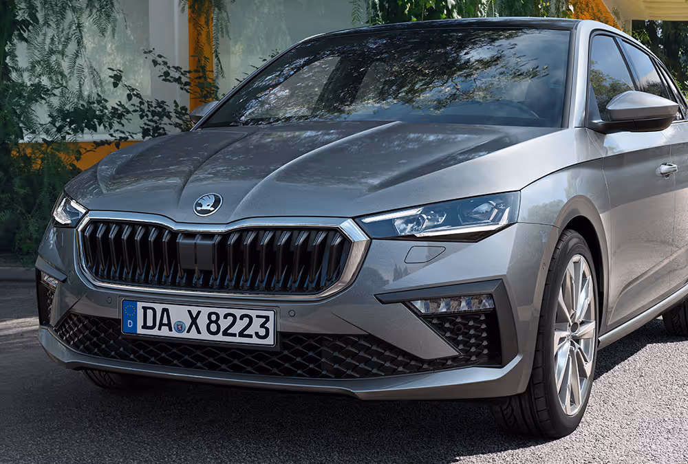 Eine Nahaufnahme zeigt die Frontpartie eines Škoda Scala in der Lackierung Graphite-Grau Metallic. Die Aufnahme hebt den markanten Kühlergrill und die TOP LED-Matrix-Scheinwerfer hervor.