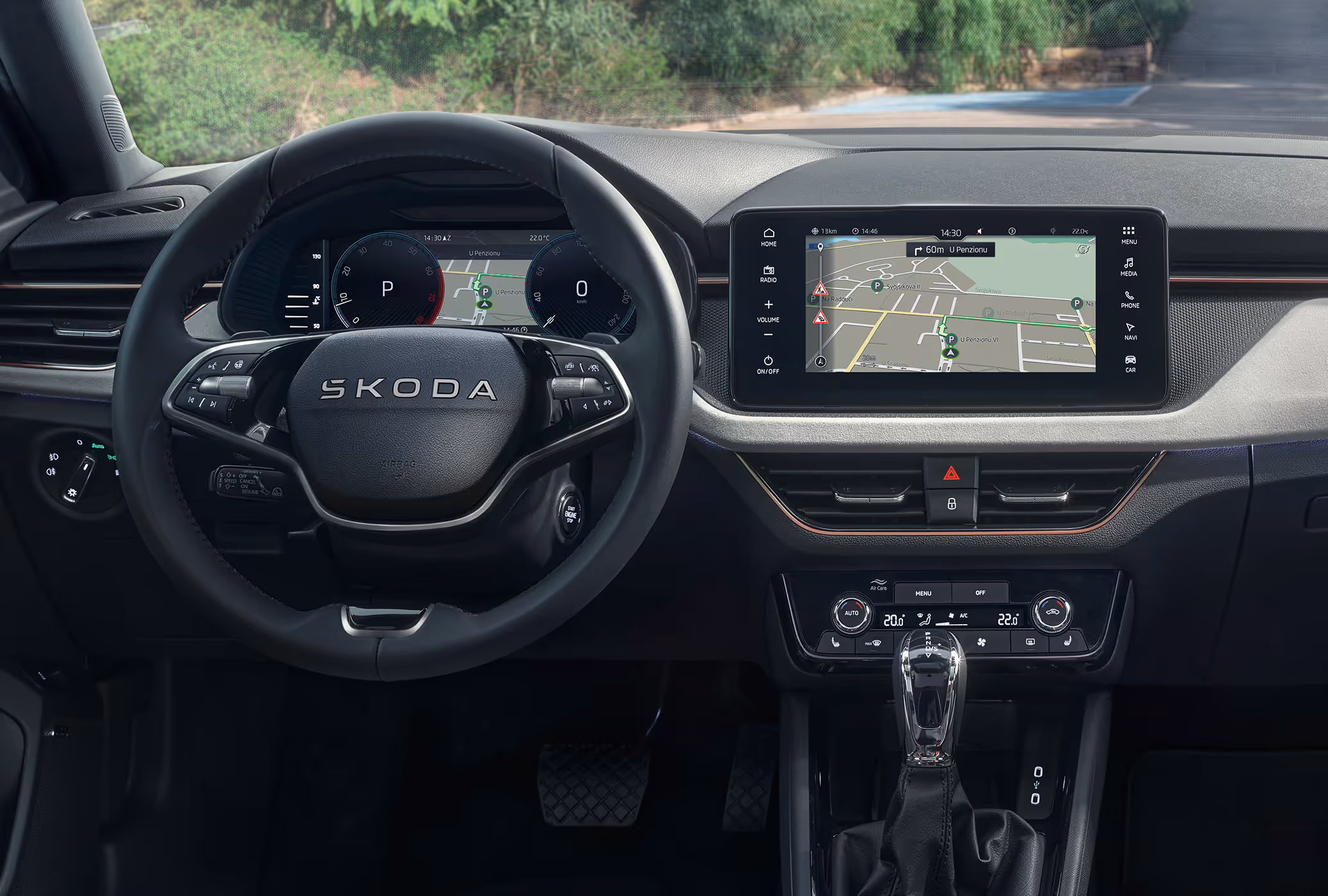 Eine frontale Ansicht des Cockpits eines Škoda Scala zeigt das Armaturenbrett mit der Design Selection Lodge. Das digitale Cockpit und das zentrale Infotainment-Display zeigen beide eine aktive Navigationsroute mit einer detaillierten Kartendarstellung an.