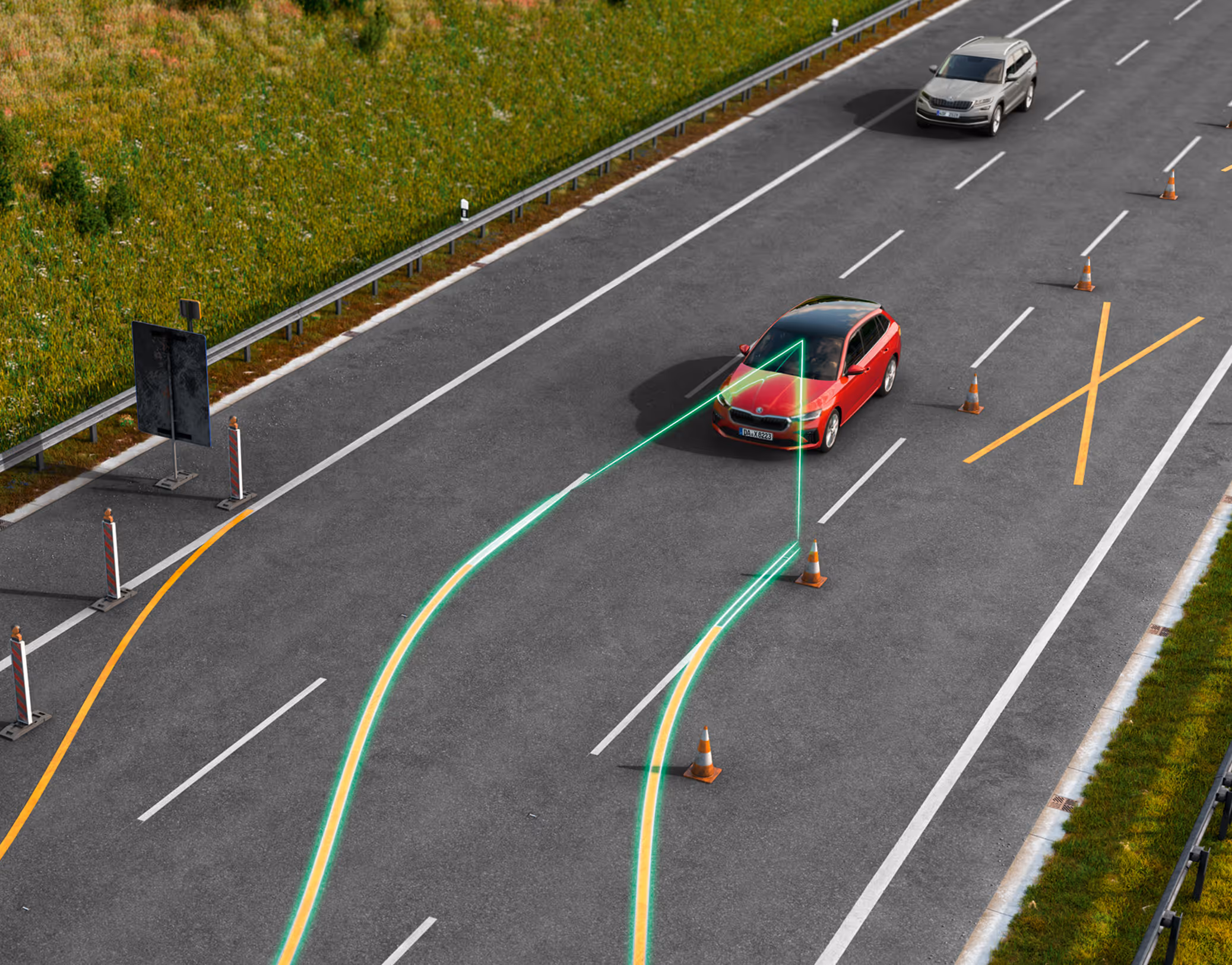 Animation des Travel Assist: Ein roter Škoda Scala fährt durch eine enge Baustelle auf der Autobahn. Leuchtende grüne Linien visualisieren, wie das System das Fahrzeug aktiv in der verengten Spur hält und durch die Baustelle lenkt.