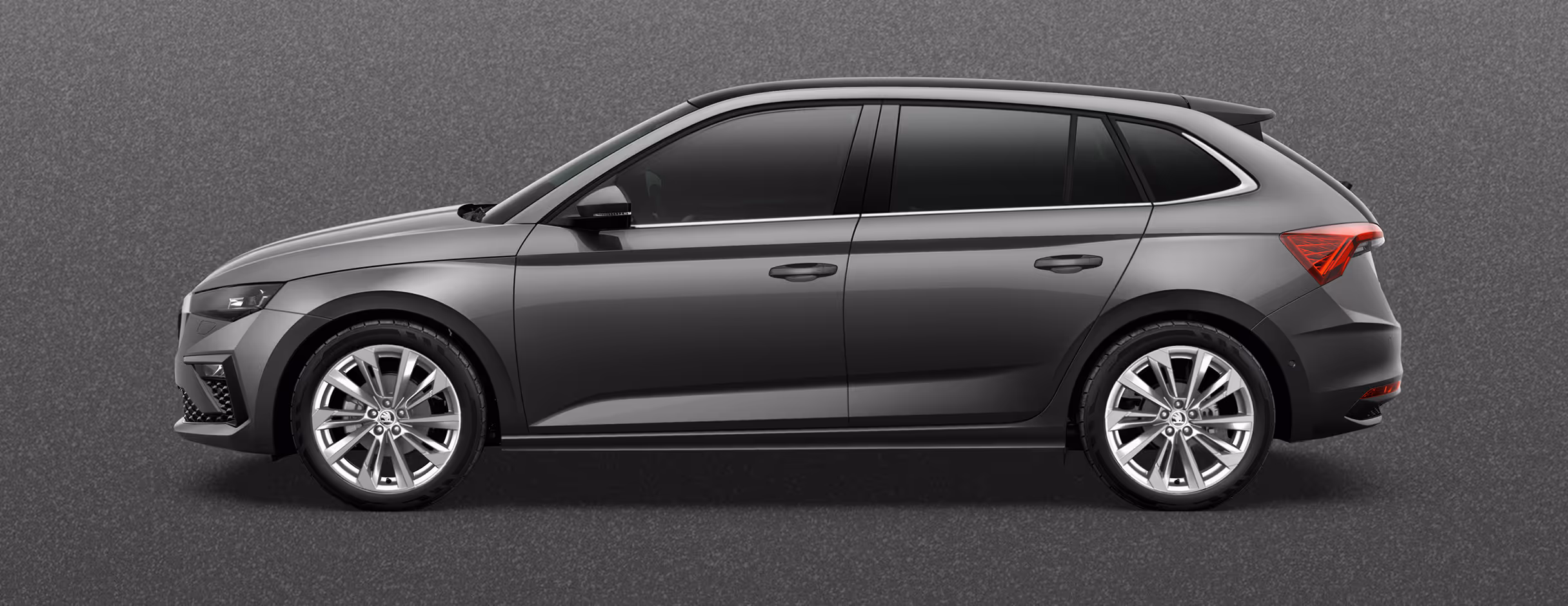 Seitenansicht eines Škoda Scala in der Lackierung Graphite-Grau Metallic mit 18 Zoll Leichtmetallfelgen “Fornax” vor einem einfarbigen Hintergrund in der Farbe der Fahrzeuglackierung.