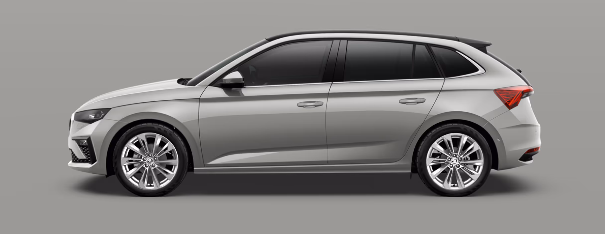 Seitenansicht eines Škoda Scala in der Lackierung Stahl-Grau mit 18 Zoll Leichtmetallfelgen “Fornax” vor einem einfarbigen Hintergrund in der Farbe der Fahrzeuglackierung.