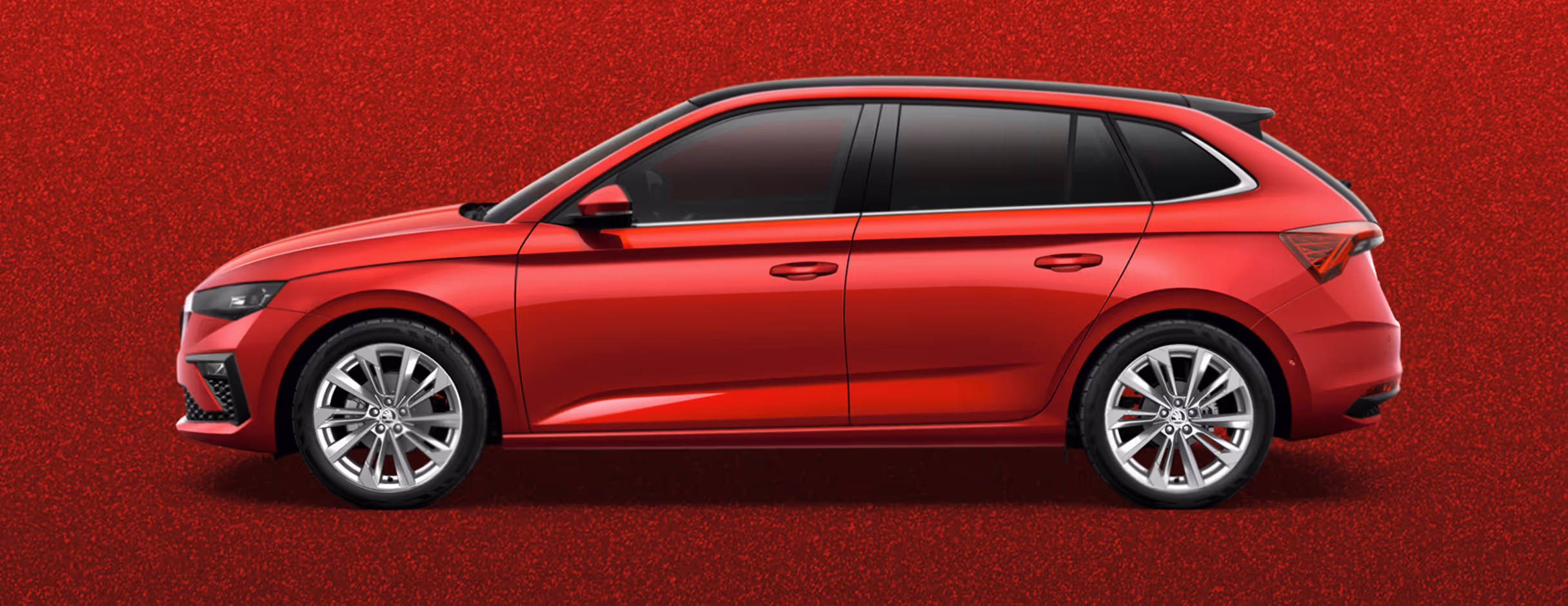 Seitenansicht eines Škoda Scala in der Lackierung Velvet-Rot Metallic mit 18 Zoll Leichtmetallfelgen “Fornax” vor einem einfarbigen Hintergrund in der Farbe der Fahrzeuglackierung.