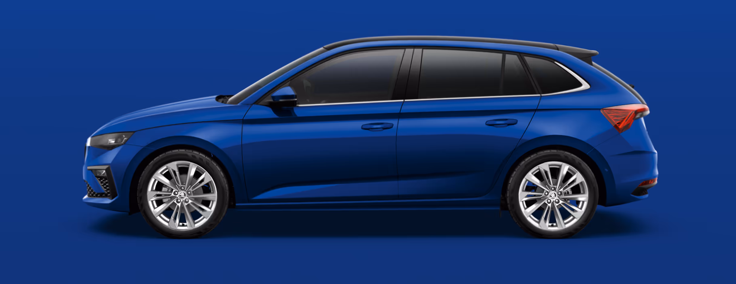 Seitenansicht eines Škoda Scala in der Lackierung Energy-Blau mit 18 Zoll Leichtmetallfelgen “Fornax” vor einem einfarbigen Hintergrund in der Farbe der Fahrzeuglackierung.