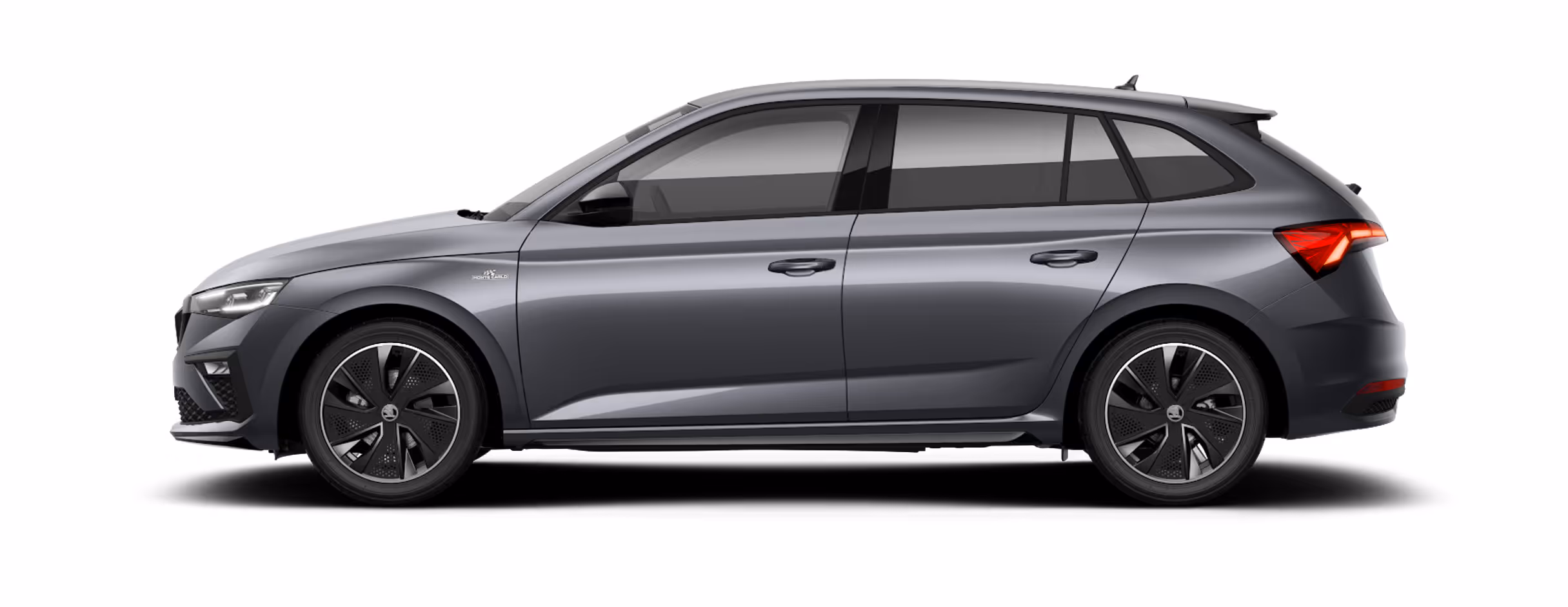 Seitenansicht eines freigestellten Škoda Scala Monte Carlo in der Lackierung Graphite-Grau Metallic mit 17 Zoll Leichtmetallfelgen “Kajam schwarz".