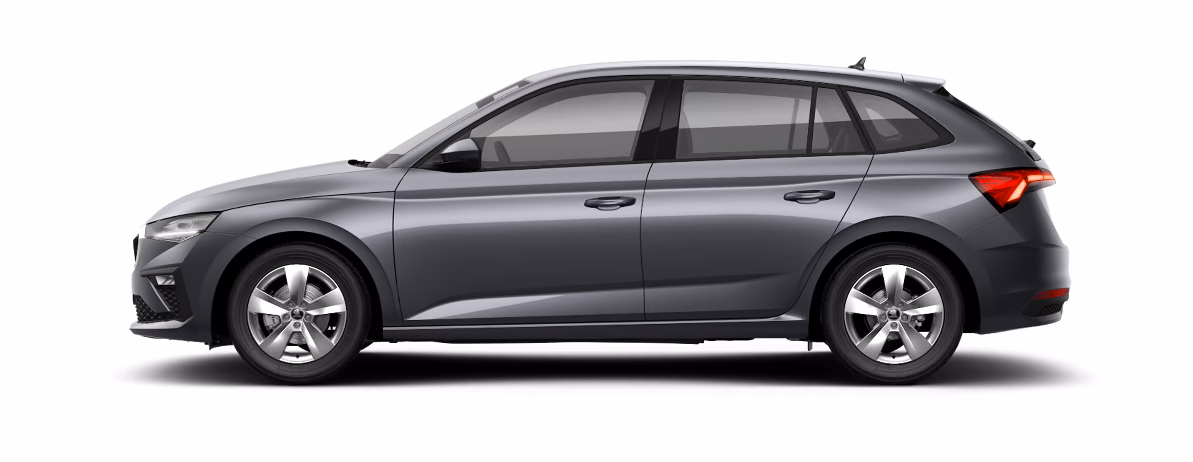 Seitenansicht eines freigestellten Škoda Scala in der Lackierung Graphite-Grau Metallic mit 16 Zoll Leichtmetallfelgen “Nyota".