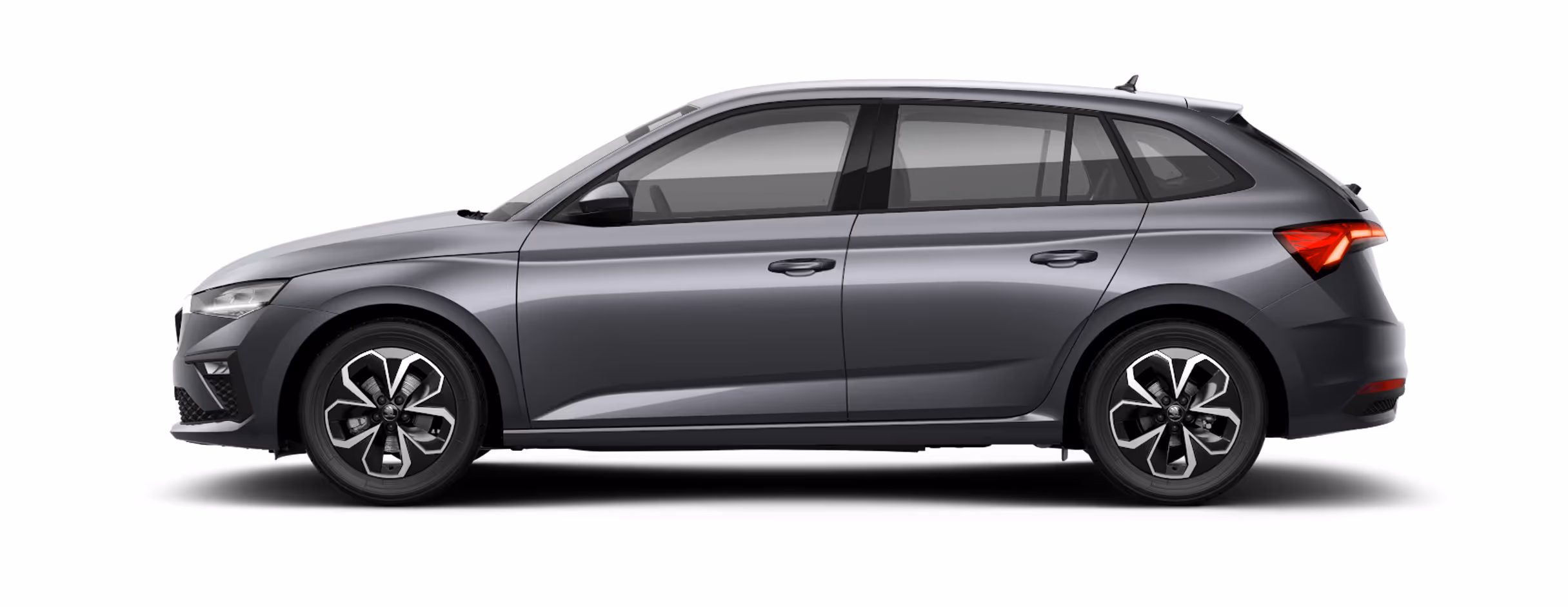 Seitenansicht eines freigestellten Škoda Scala in der Lackierung Graphite-Grau Metallic mit 16 Zoll Leichtmetallfelgen “Montado Aero".